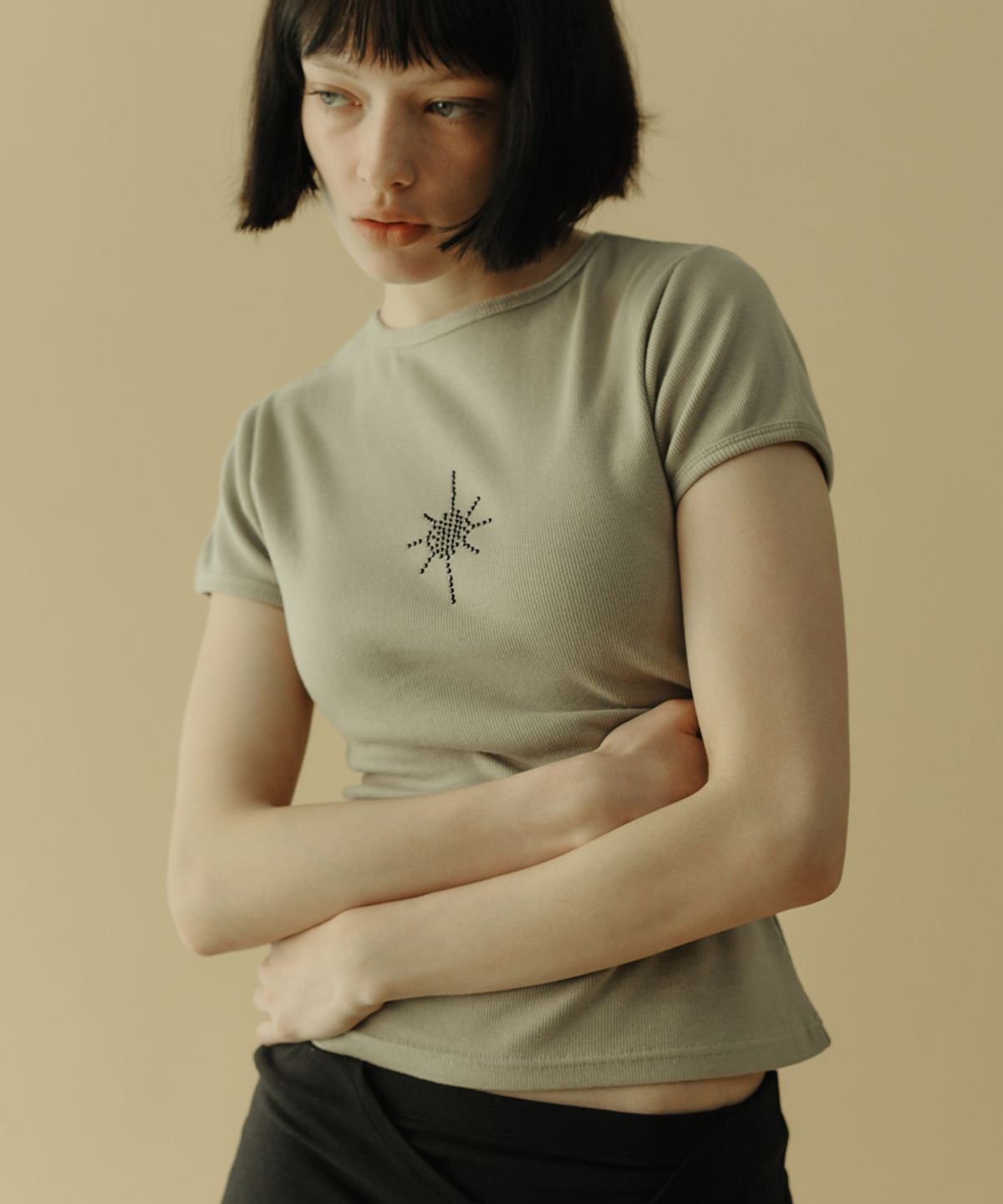 로맨티누어(ROMANTINUER) Mini Cross Slim Fit T-Shirt (Beige)