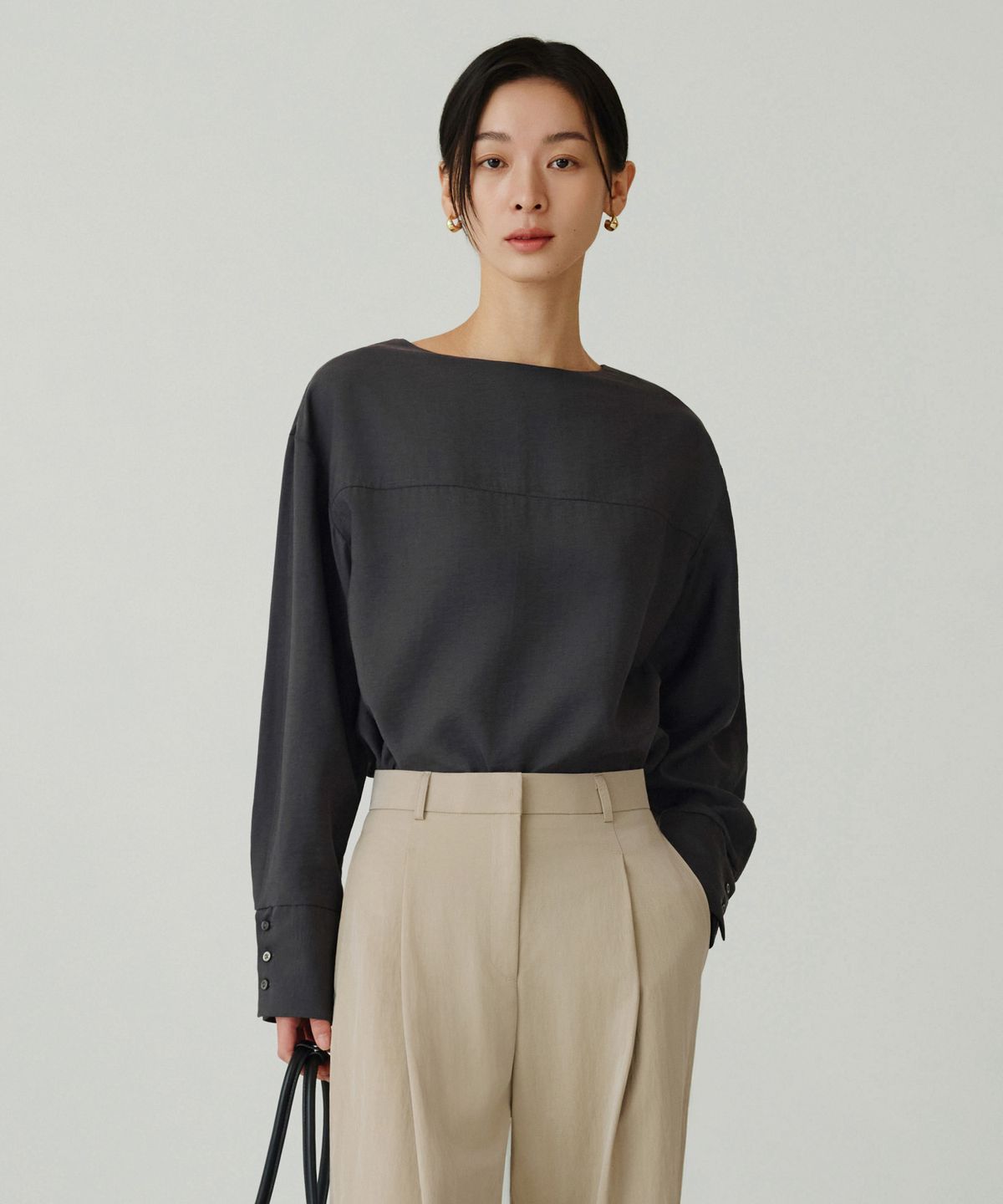 시야쥬(SIYAZU) SITP5261 보트넥 미니멀 블라우스_Charcoal
