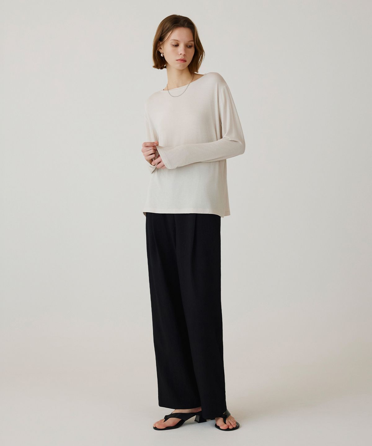 시야쥬(SIYAZU) SITP5253 실키 루즈 핏 티셔츠_Light beige