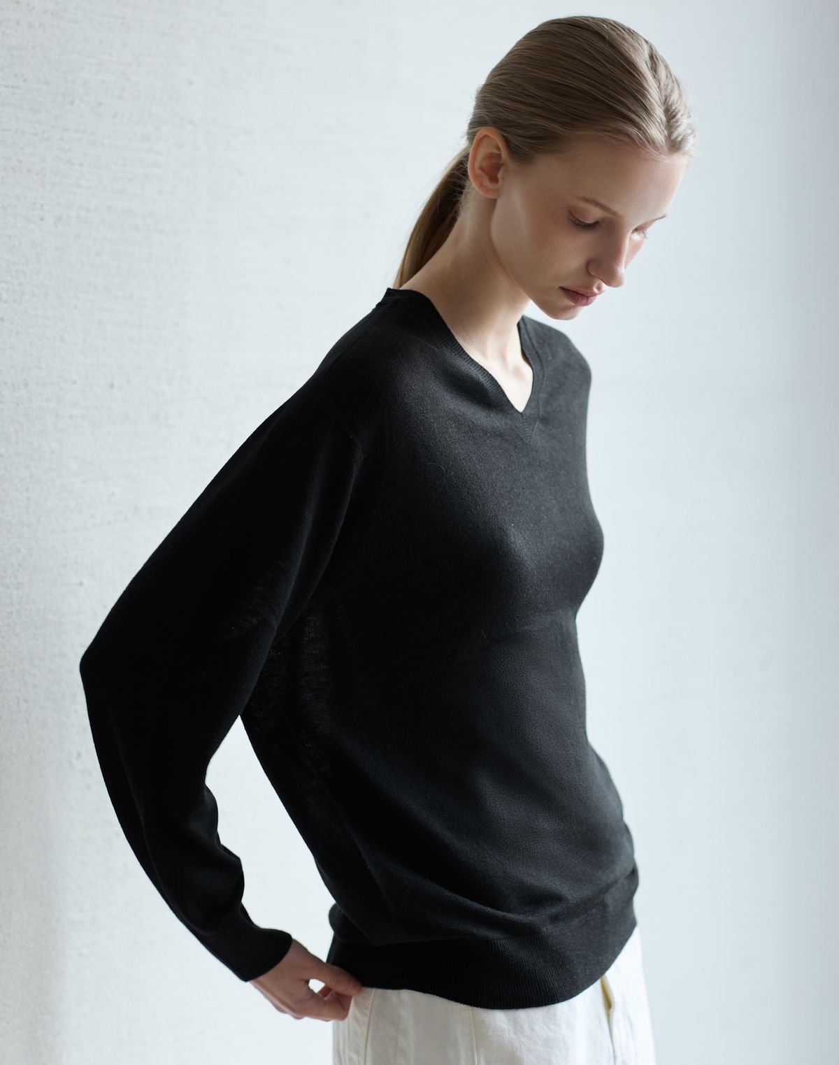 누토프(NUTOFFE) Wholegarment Wool V-Neck Knit_Black