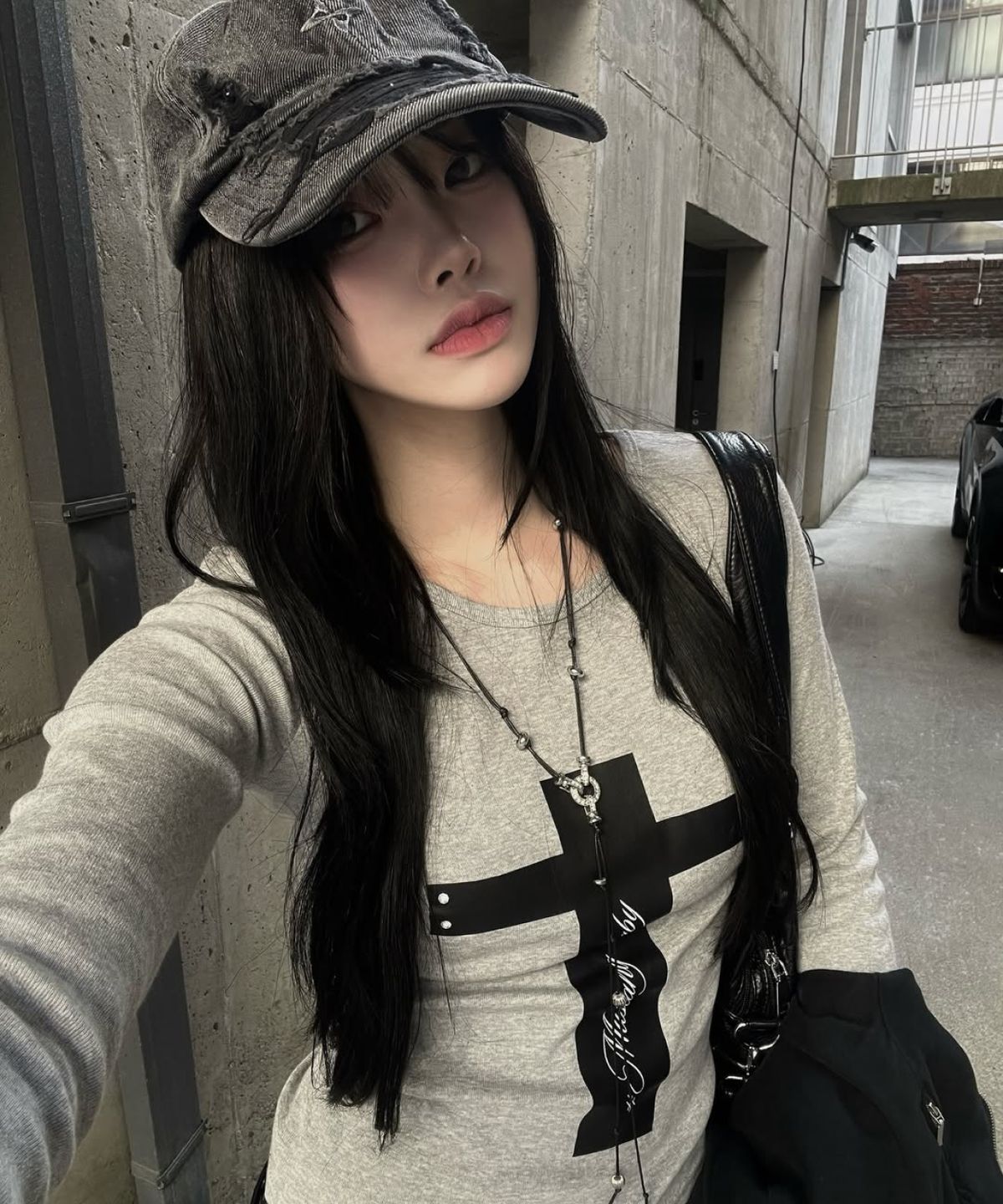 이즈룸(IZROOM) 무스탕 크로스 슬림핏 롱슬리브 (그레이)