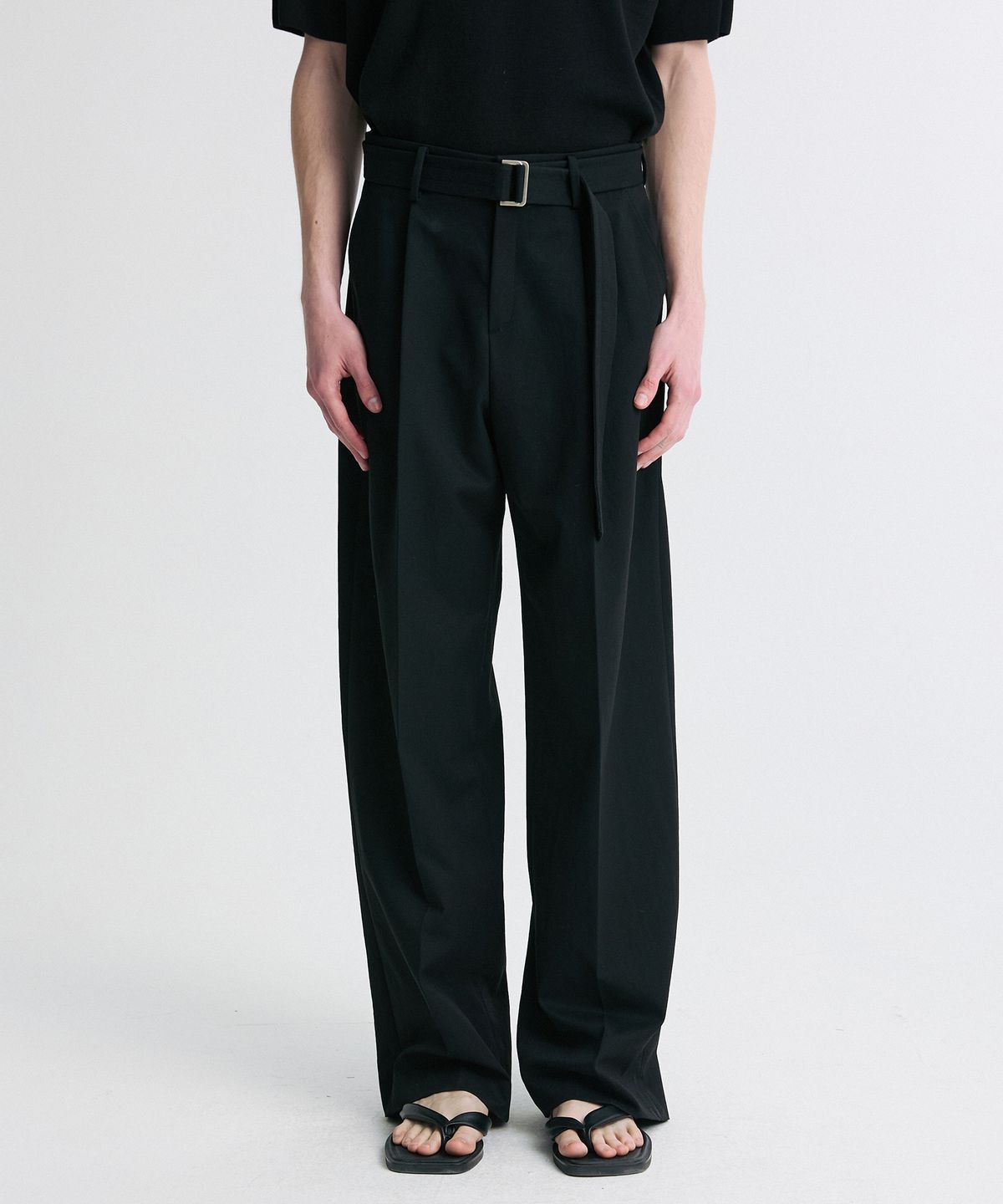 리이 맨(RERHEE MEN) PLEATED BELTED TROUSERS