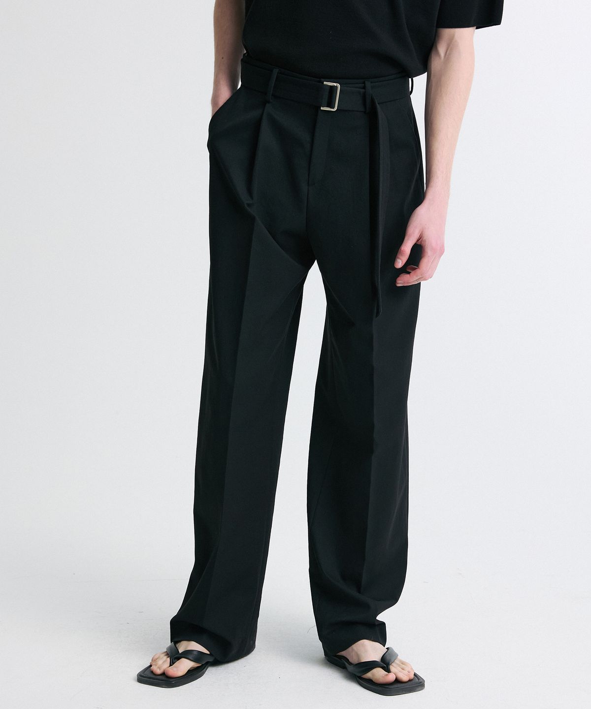 리이 맨(RERHEE MEN) PLEATED BELTED TROUSERS