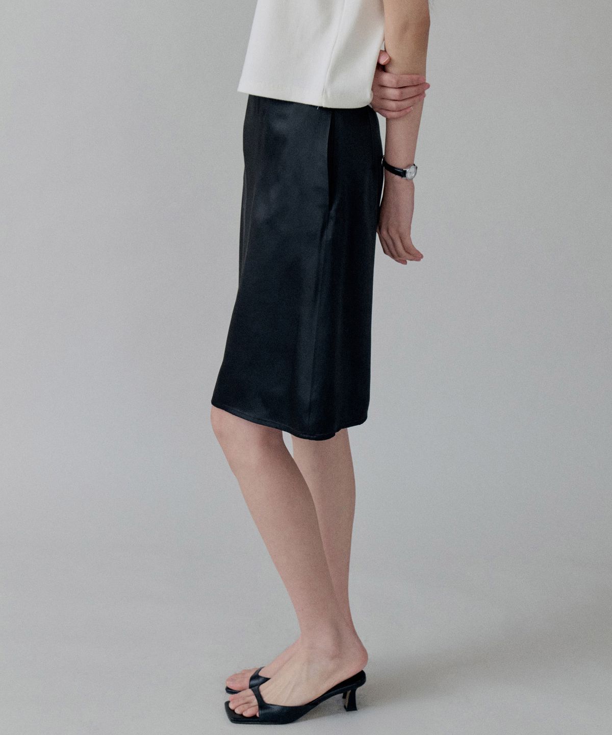 스텝어라운드(STEP AROUND) Viscose Satin A-Line Midi Skirt_BLACK