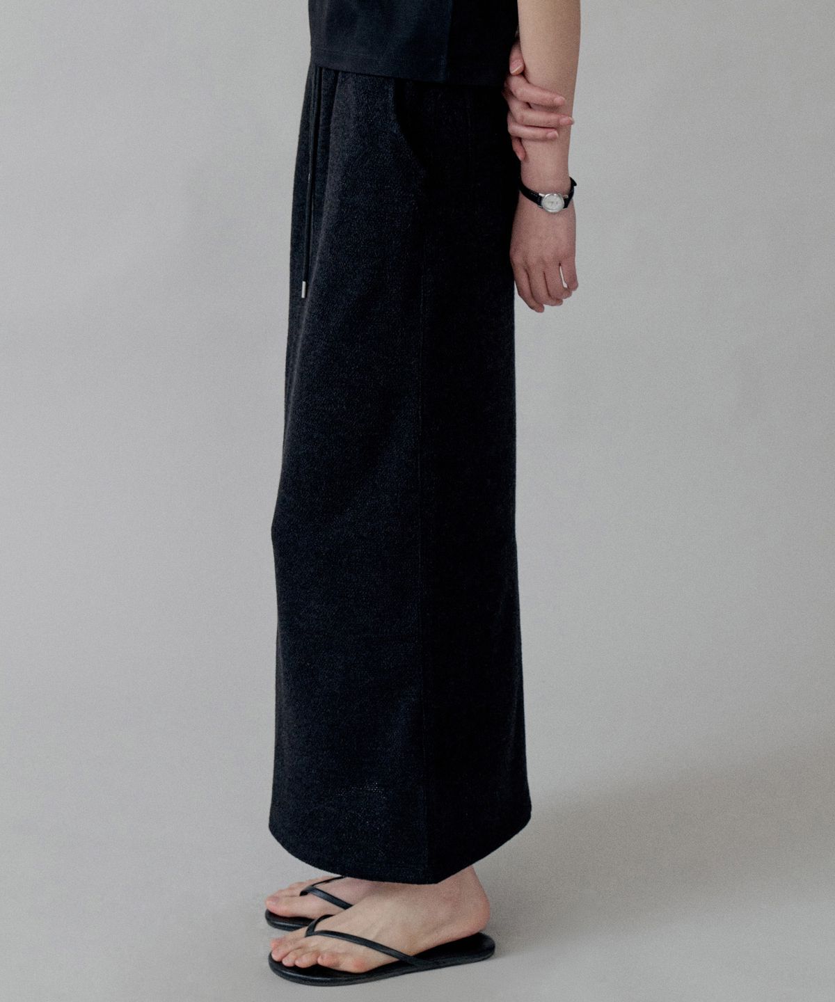 스텝어라운드(STEP AROUND) Pile Jersey Maxi Straight Skirt_BLACK