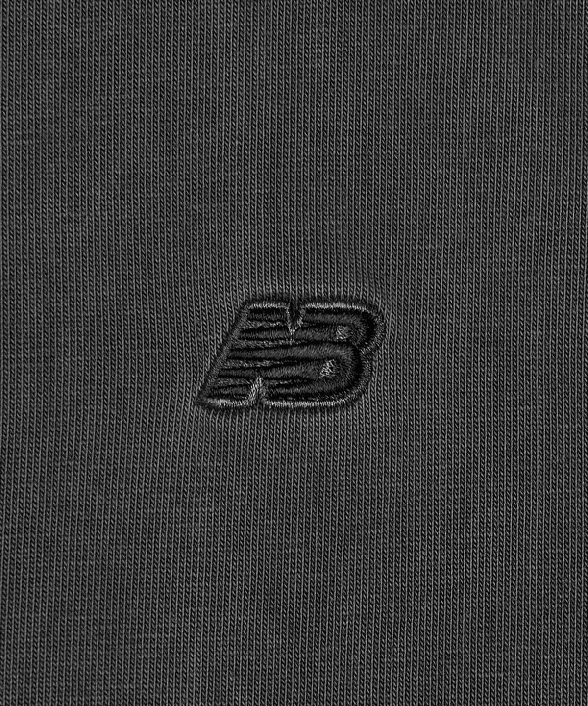 뉴발란스(NEW BALANCE) NBNEG31203 / UNI 에센셜 스몰로고 반팔티 (CHARCOAL)
