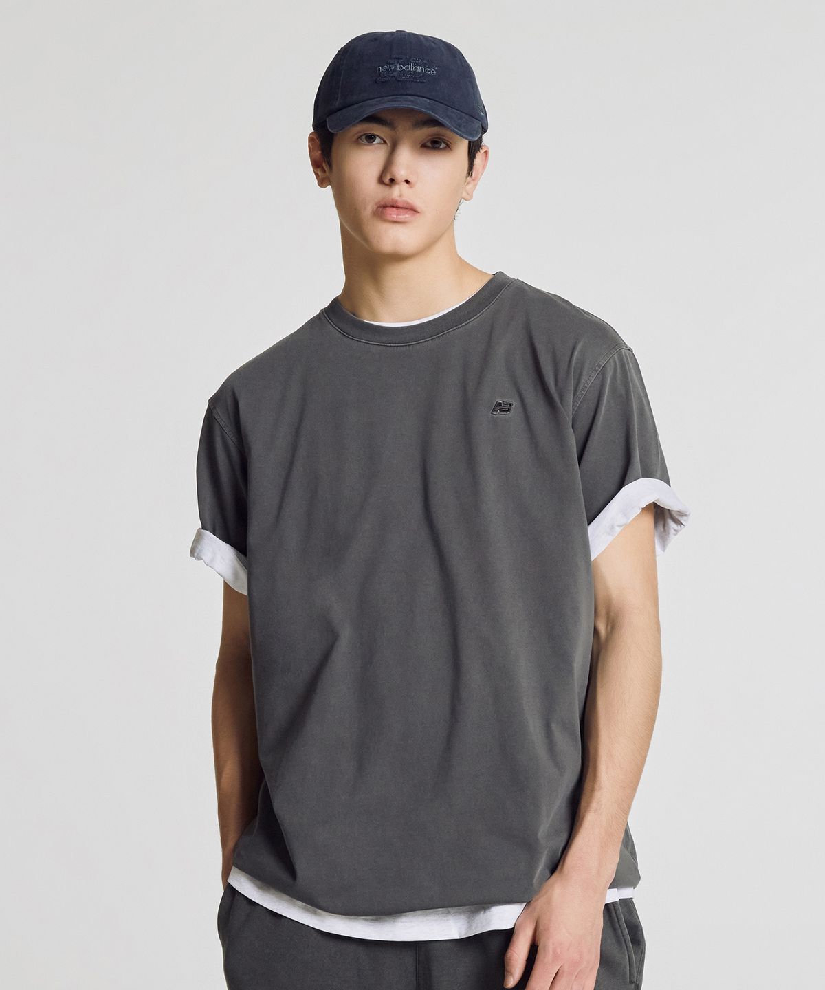 뉴발란스(NEW BALANCE) NBNEG31203 / UNI 에센셜 스몰로고 반팔티 (CHARCOAL)