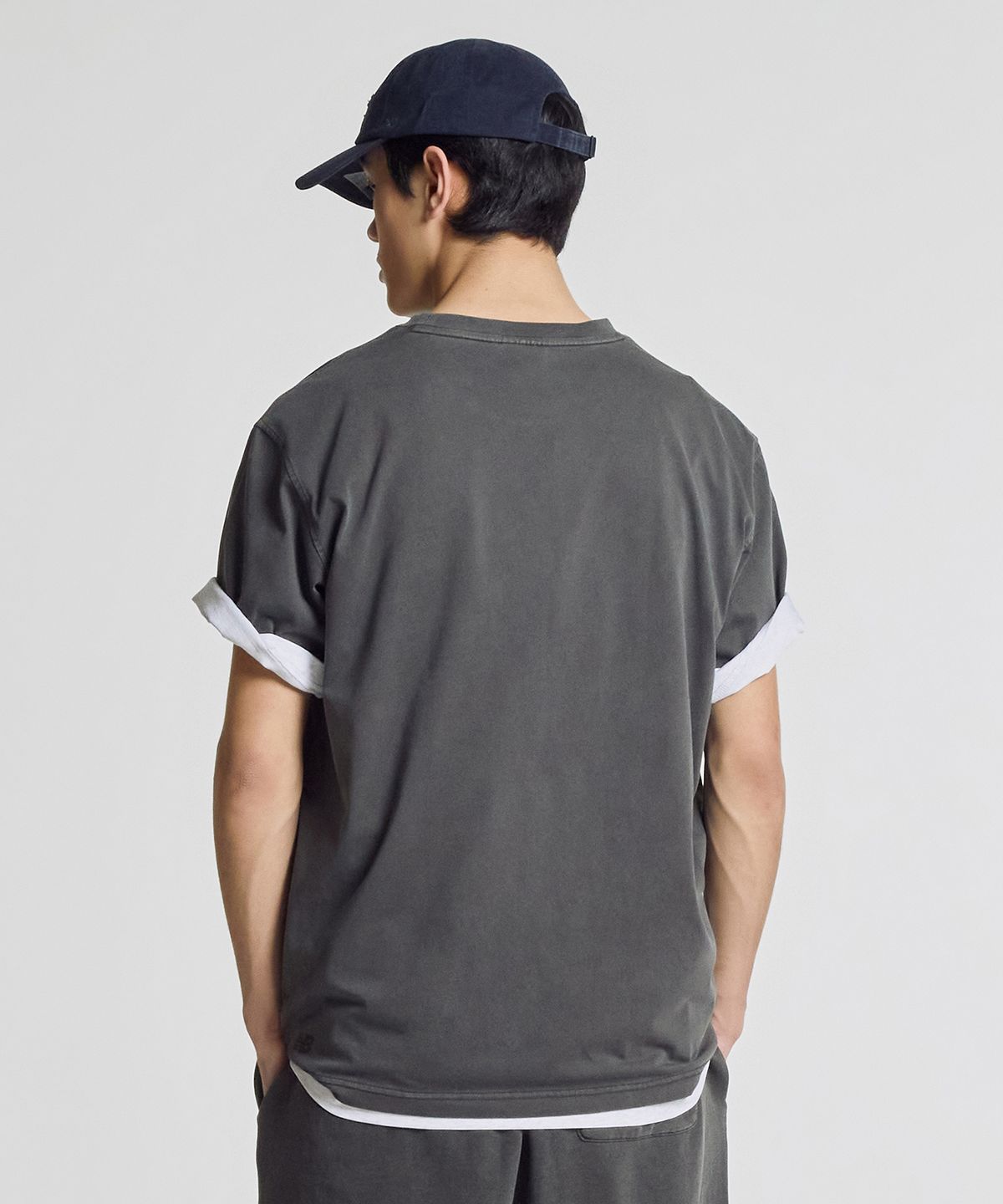 뉴발란스(NEW BALANCE) NBNEG31203 / UNI 에센셜 스몰로고 반팔티 (CHARCOAL)