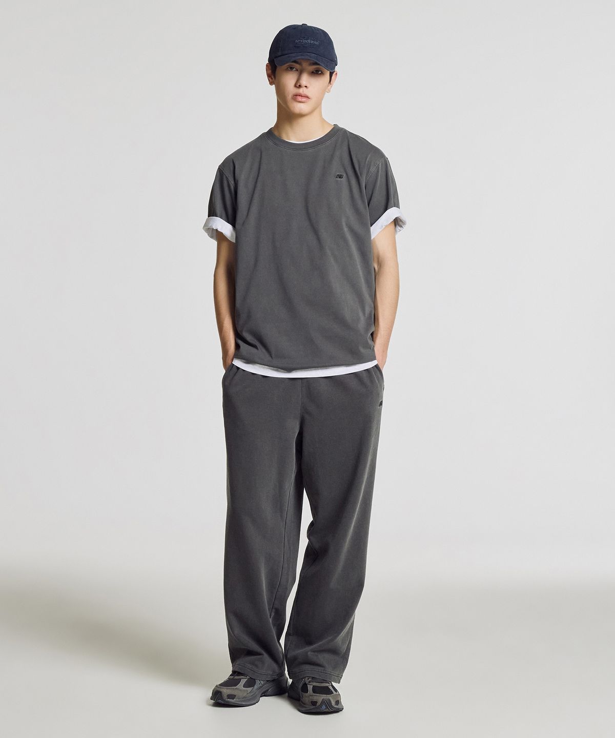 뉴발란스(NEW BALANCE) NBNEG31203 / UNI 에센셜 스몰로고 반팔티 (CHARCOAL)