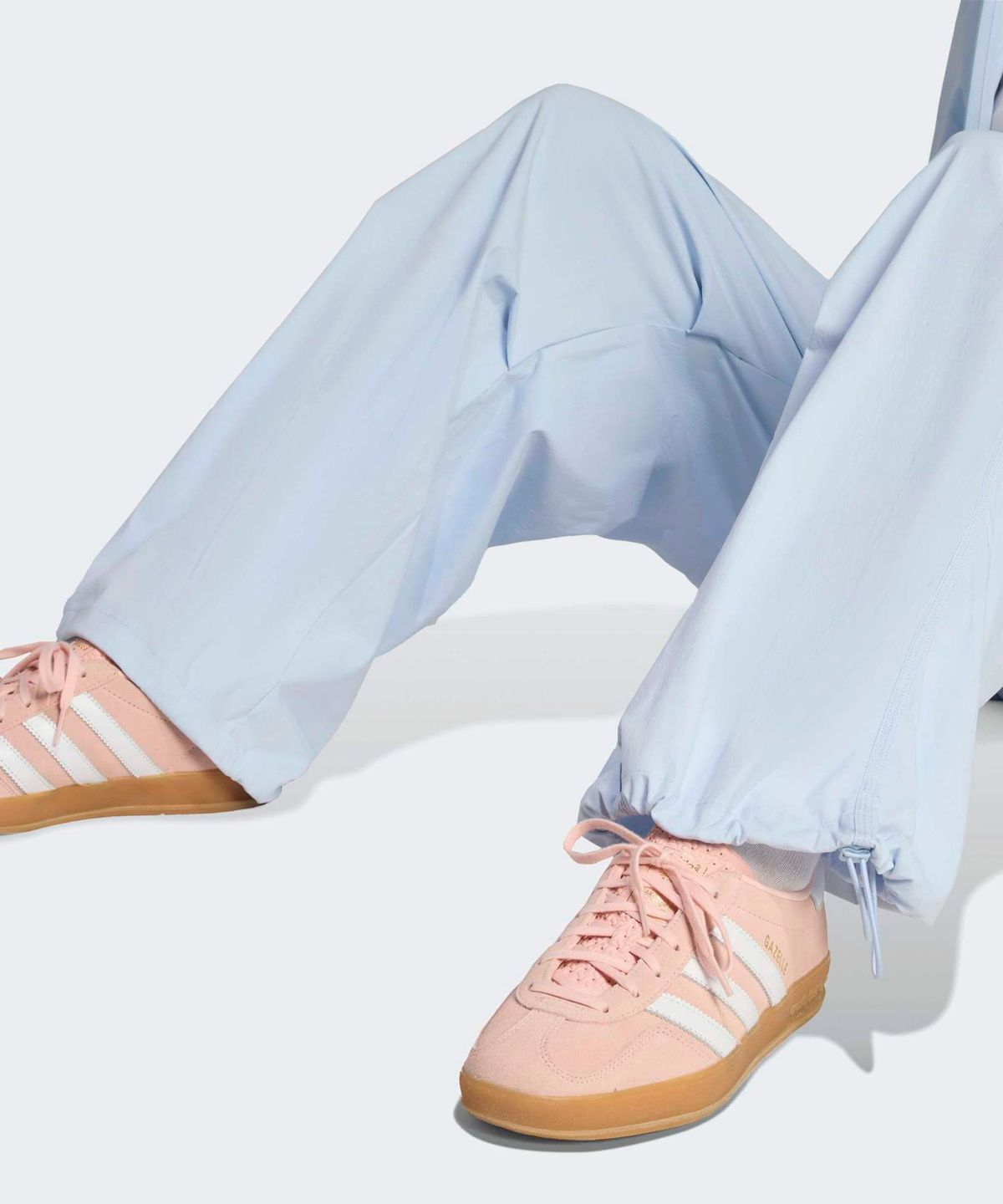아디다스(ADIDAS) 에센셜 립스톱 파라슈트 팬츠 - 클리어스카이 / KD1419