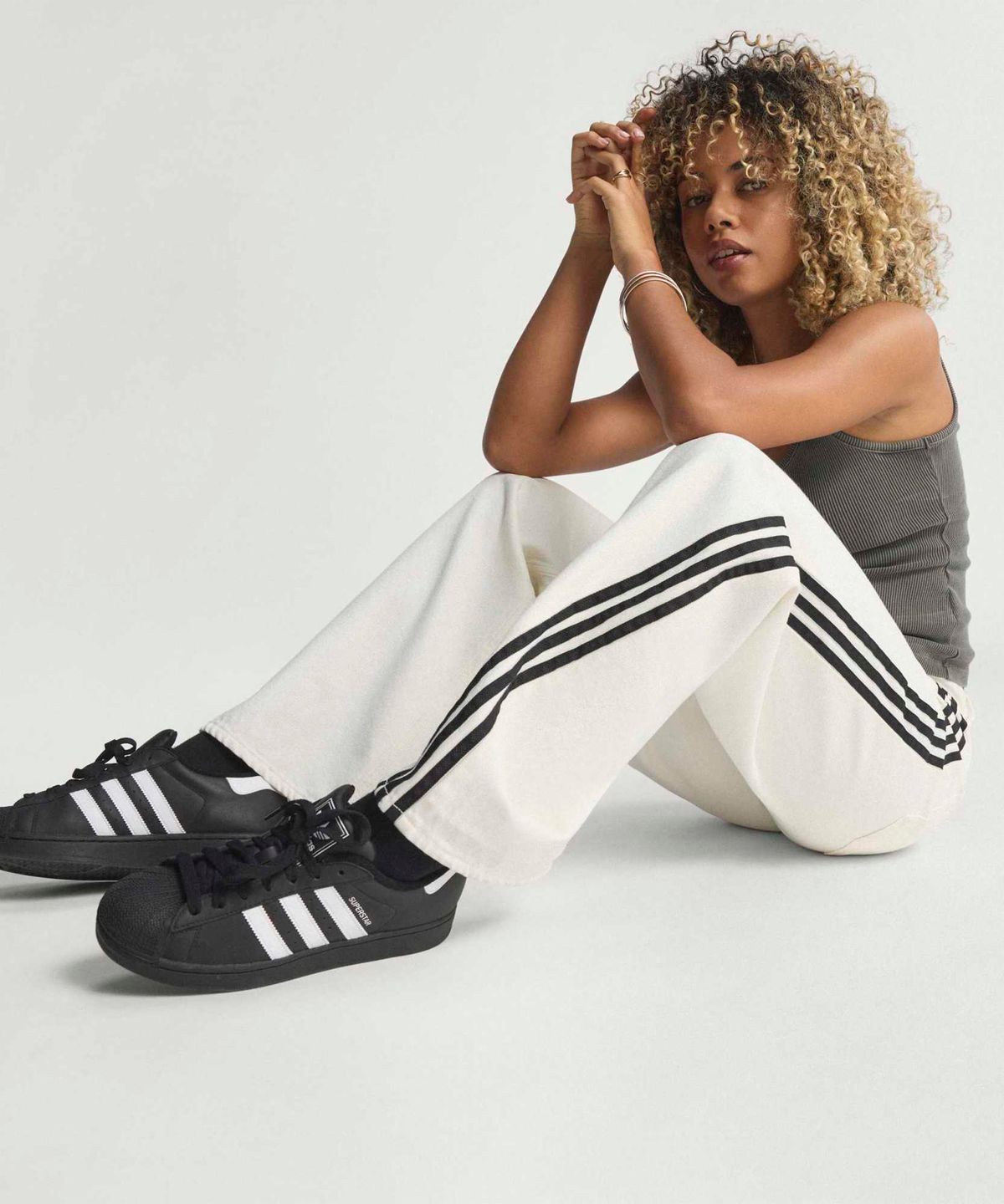 아디다스(ADIDAS) 파이어버드 트랙 팬츠 데님 - 화이트 / KD2895