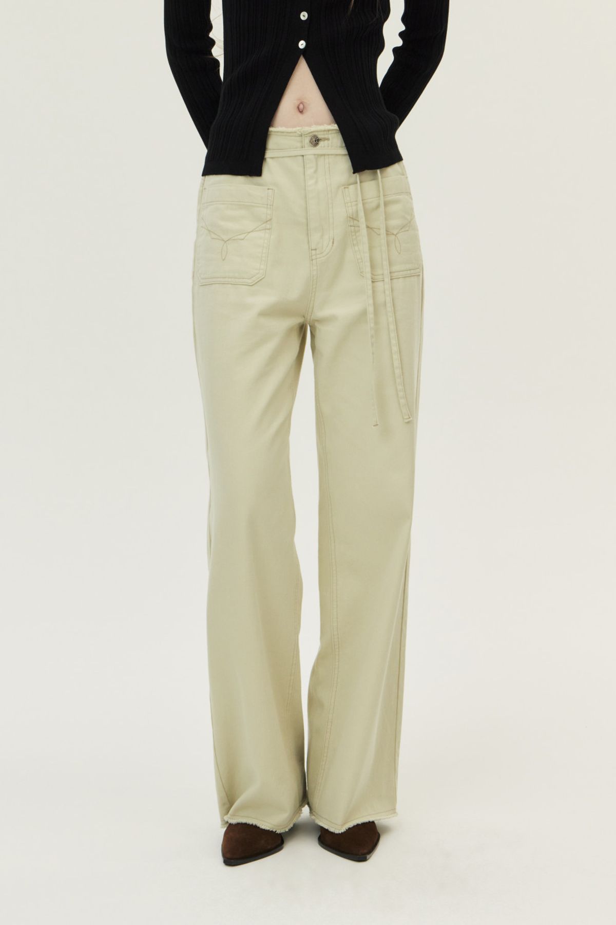 쿠메(KUMÉ) Frayed Embroidered Pocket Denim Pants, Light Khaki
