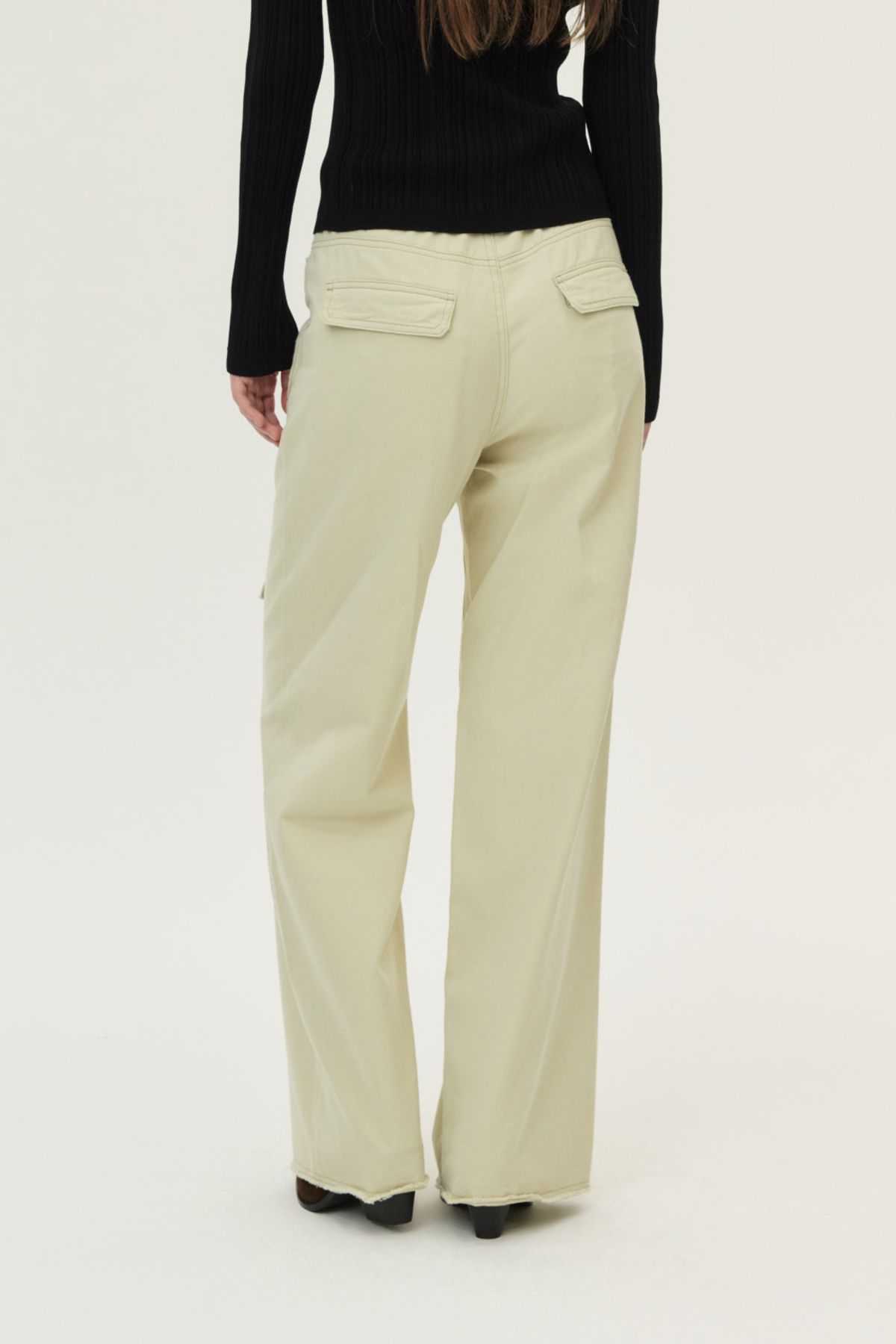 쿠메(KUMÉ) Frayed Embroidered Pocket Denim Pants, Light Khaki