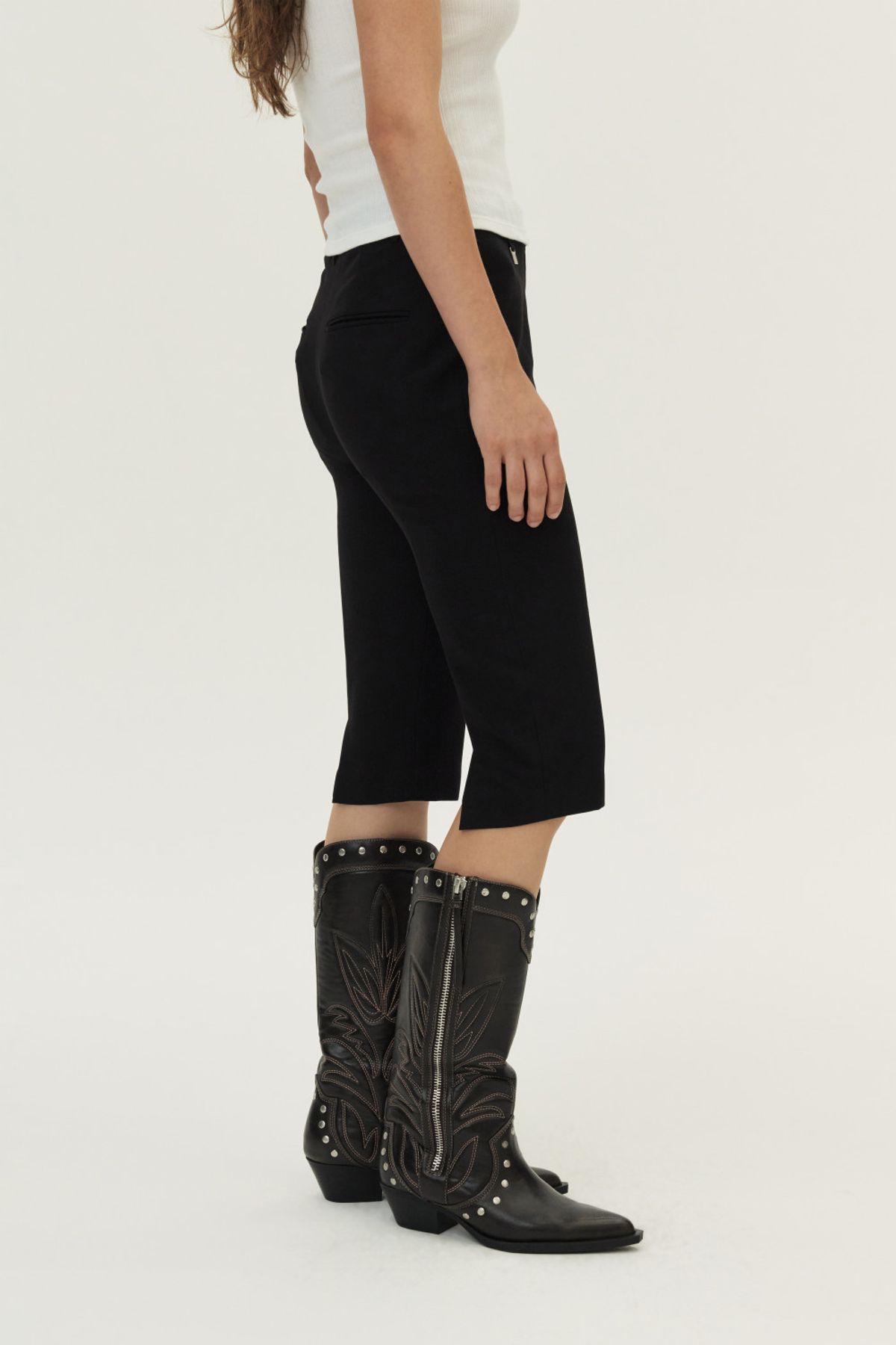 쿠메(KUMÉ) Back Slit Capri Pants, Black