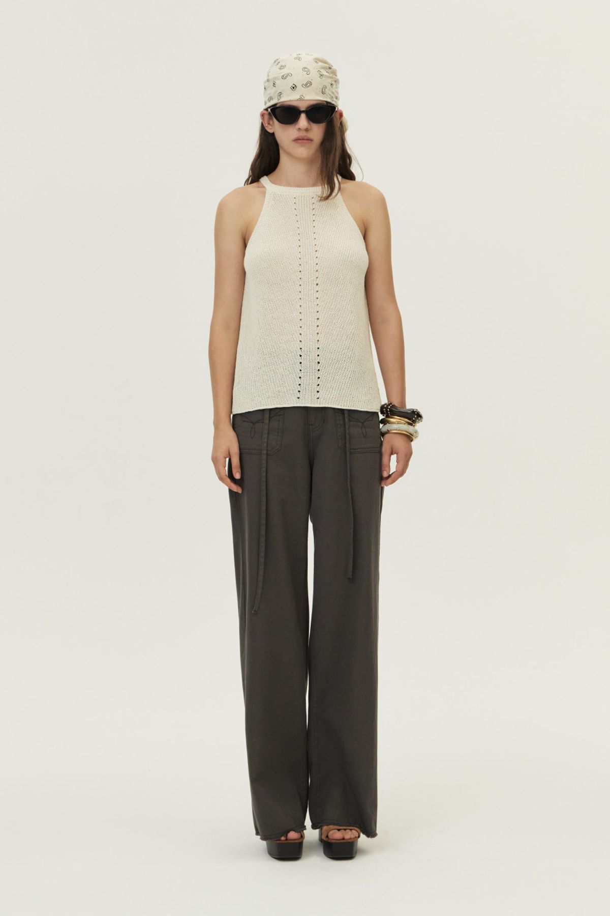 쿠메(KUMÉ) Frayed Embroidered Pocket Denim Pants, Charcoal