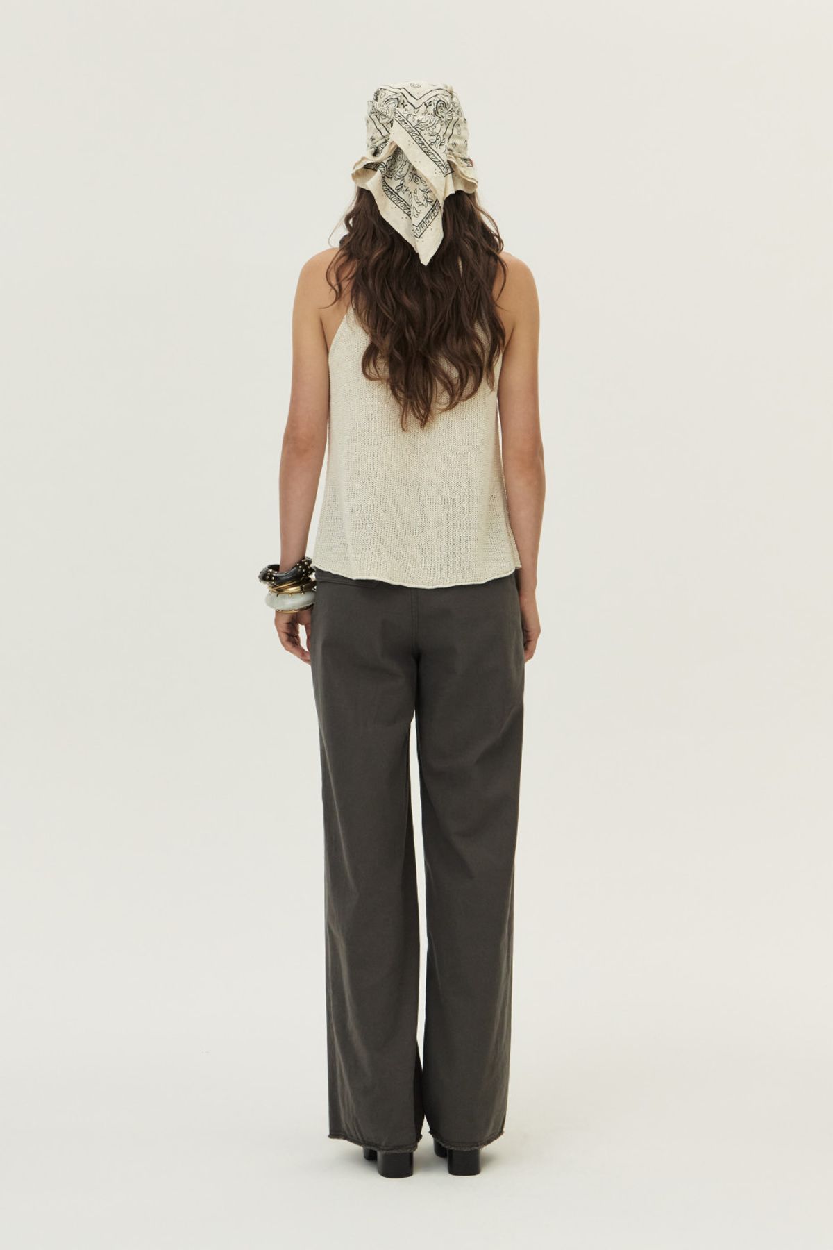 쿠메(KUMÉ) Frayed Embroidered Pocket Denim Pants, Charcoal