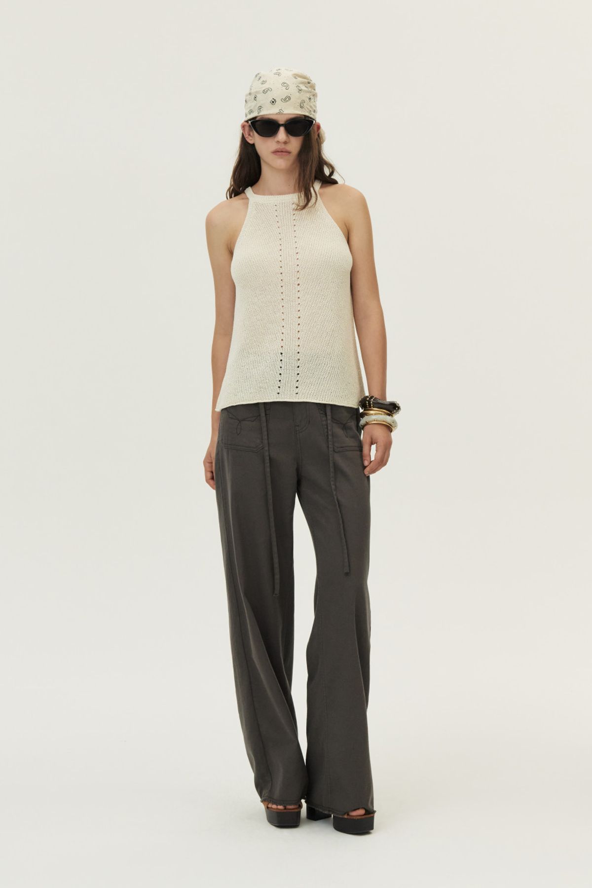 쿠메(KUMÉ) Frayed Embroidered Pocket Denim Pants, Charcoal