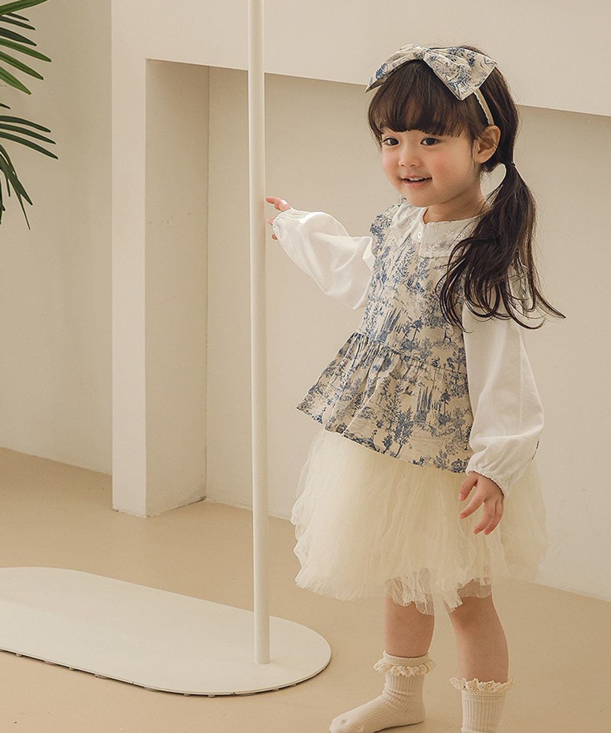 아림클로젯(ARIMCLOSET) 루브르에서도 돋보이는 중 - 아기 민소매블라우스