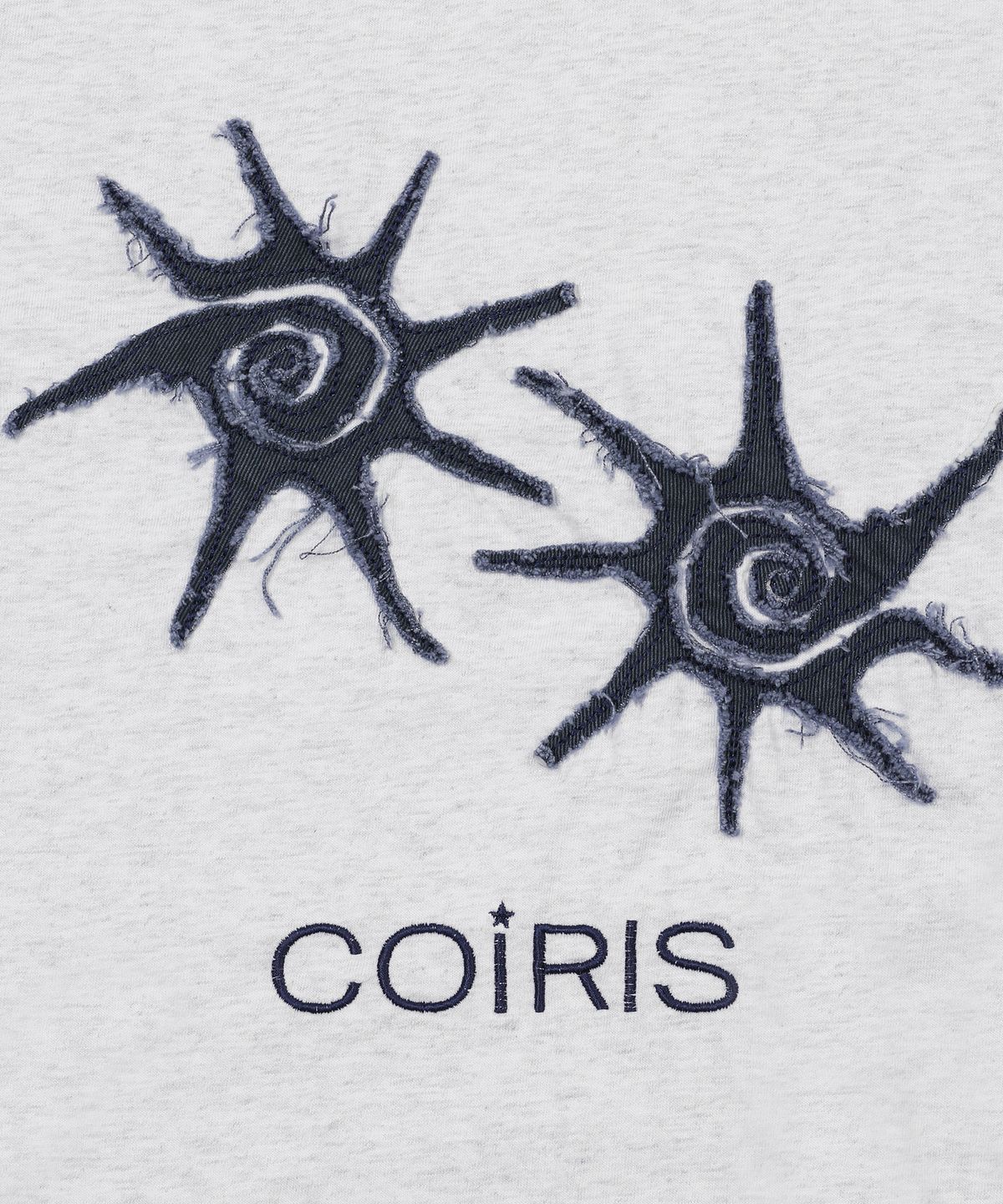코이리스(COIRIS) 로에든 아플리케 롱 슬리브 티 남녀공용 (2컬러)