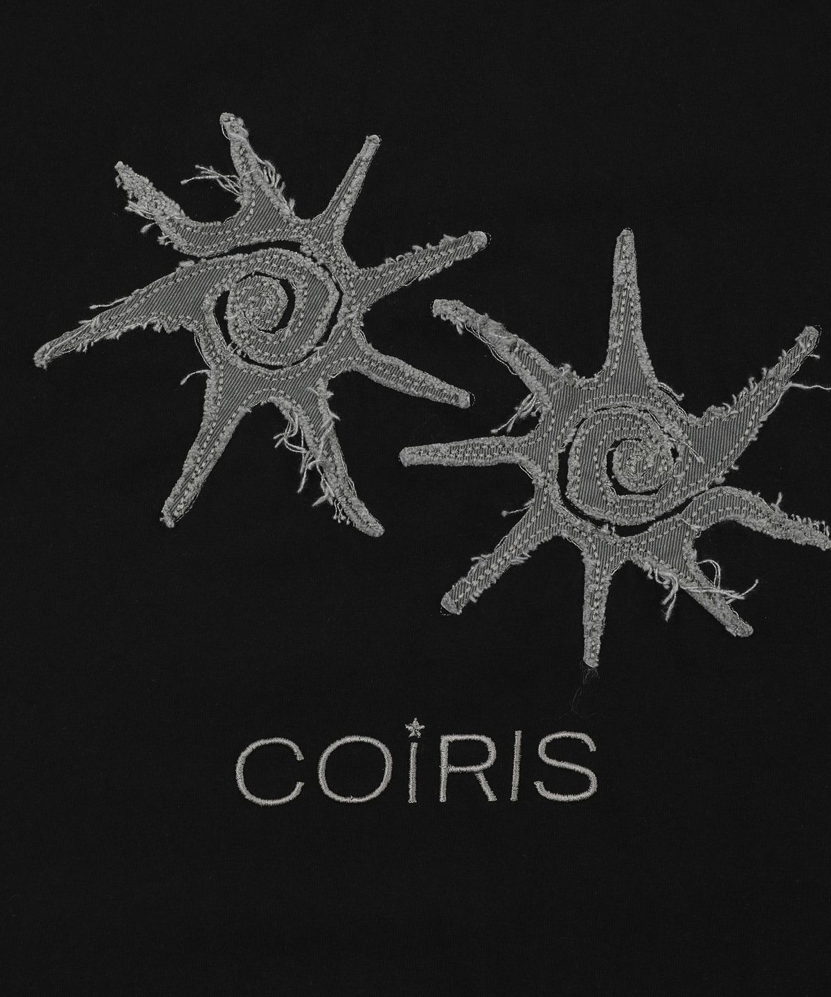 코이리스(COIRIS) 로에든 아플리케 롱 슬리브 티 남녀공용 (2컬러)