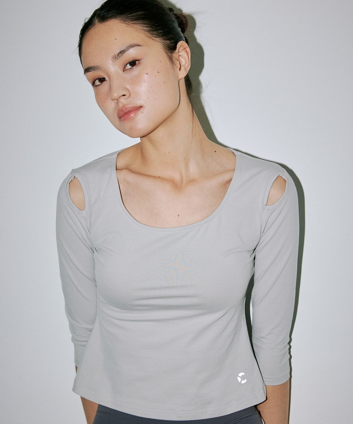 챕터엑스(CHAPTER.X) 스퀘어넥 숄더 컷아웃 필로가 슬리브 (Grey)