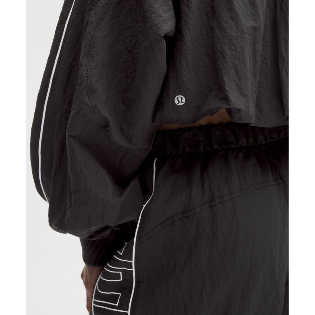 룰루레몬(LULULEMON) 크링클 나일론 트랙 재킷 *워드마크  BLK WHT