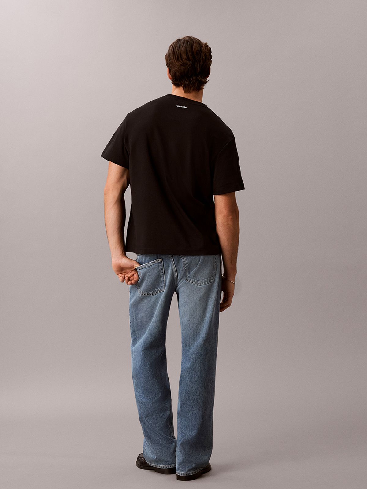 캘빈클라인 진(CALVIN KLEIN JEANS) 슬릭 인터락 스크립트 그래픽 티 4RG247G UB1
