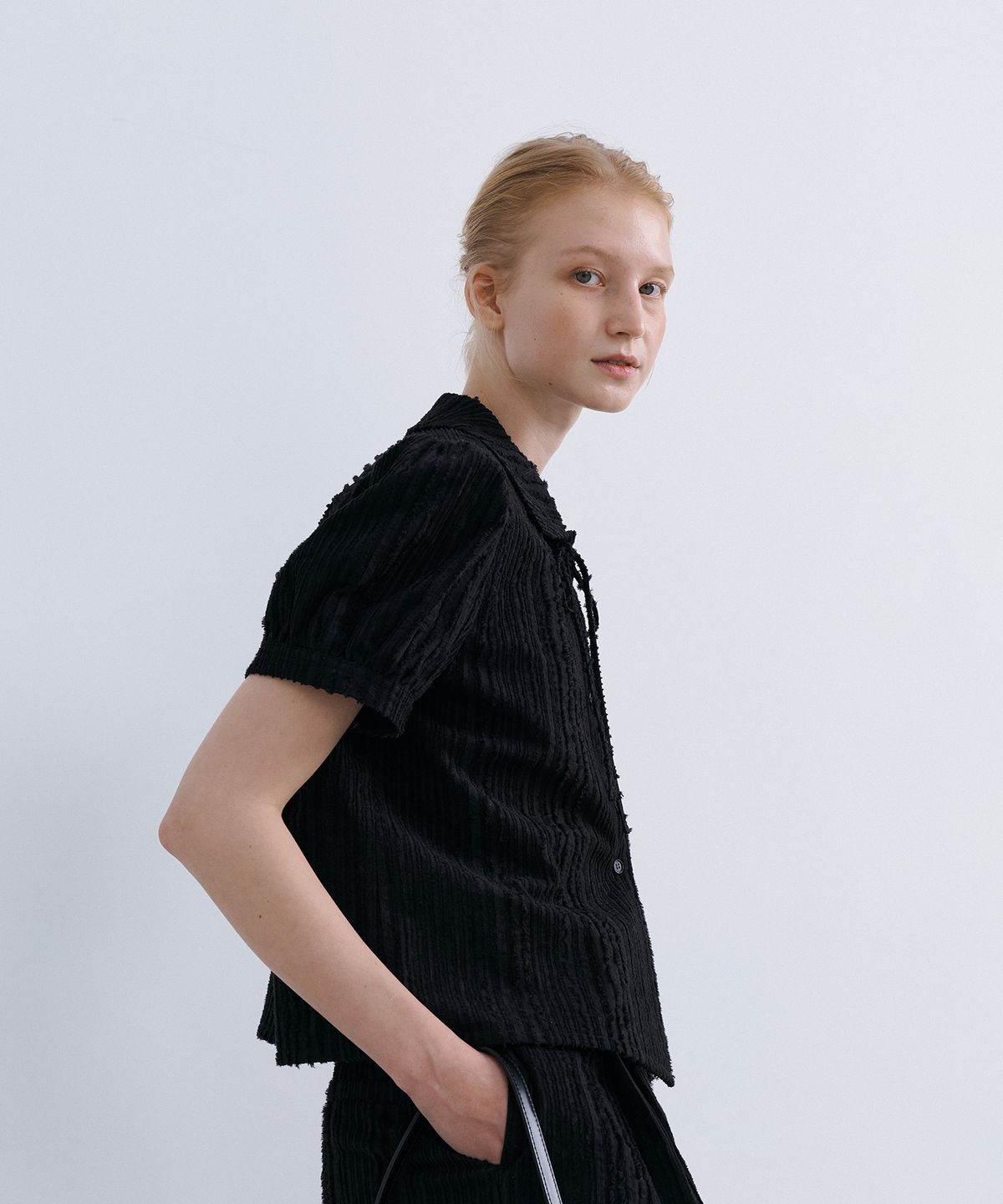 에핑글러(EPINGLER) ORIGAMI RIBBON CROP SHIRT - BLACK