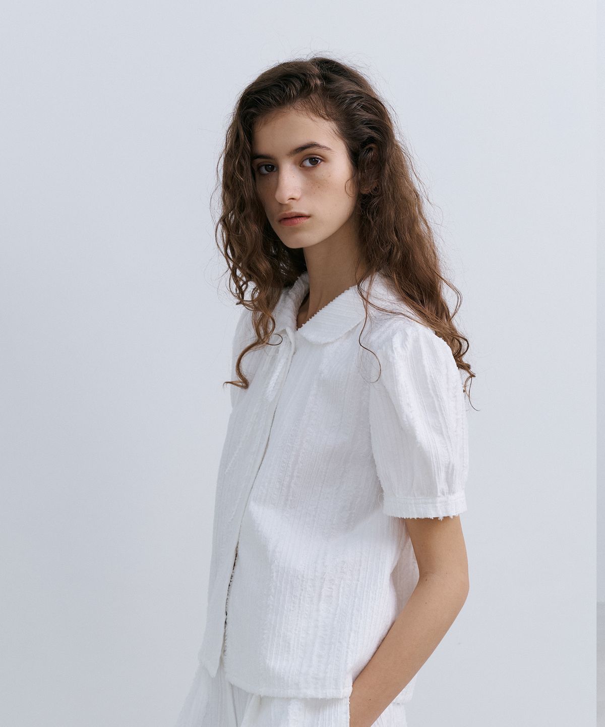 에핑글러(EPINGLER) ORIGAMI RIBBON CROP SHIRT - WHITE