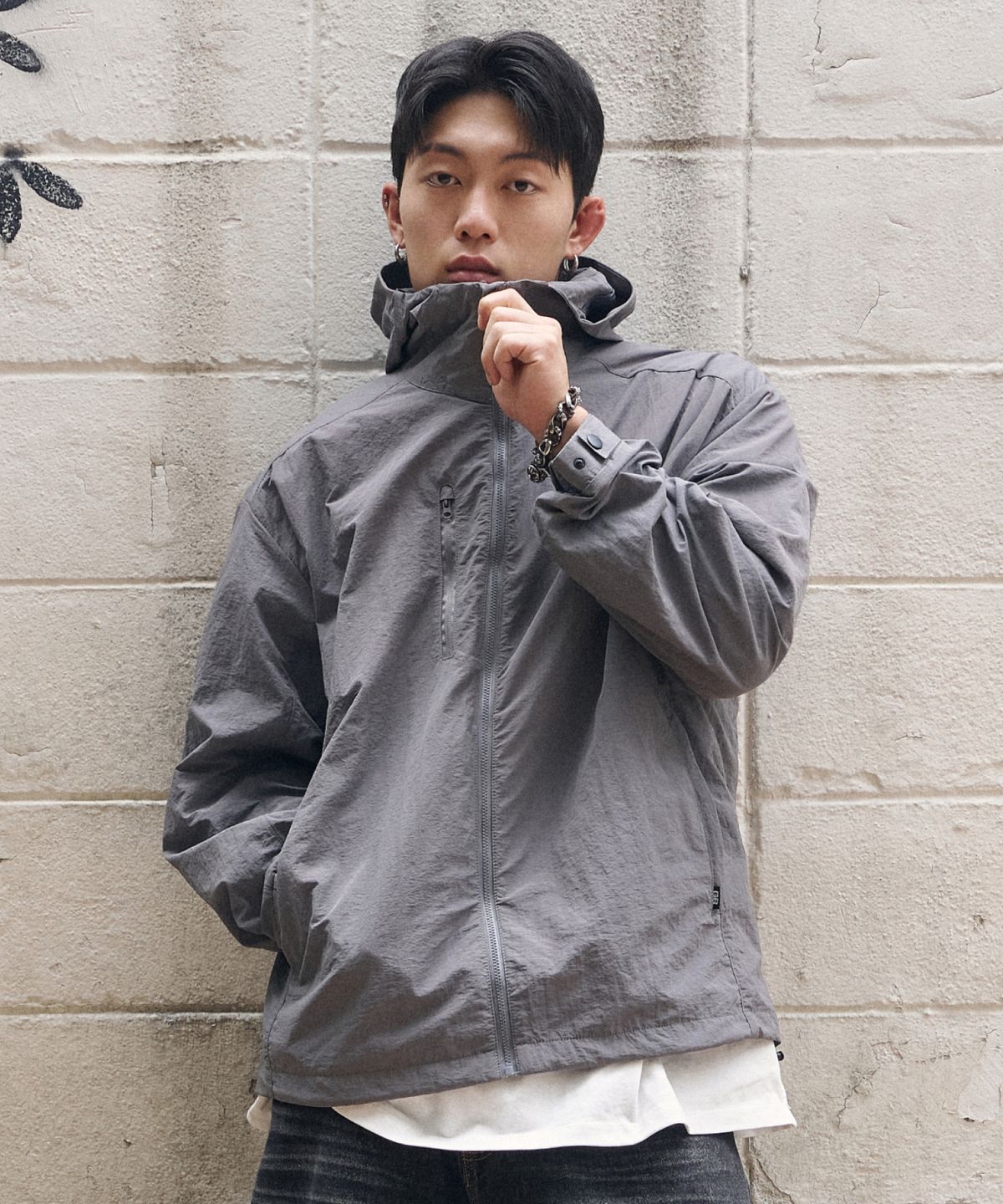 버클다운(BUCKLE DOWN) 심플 오버핏 나일론 윈드브레이커 자켓 (CHARCOAL)