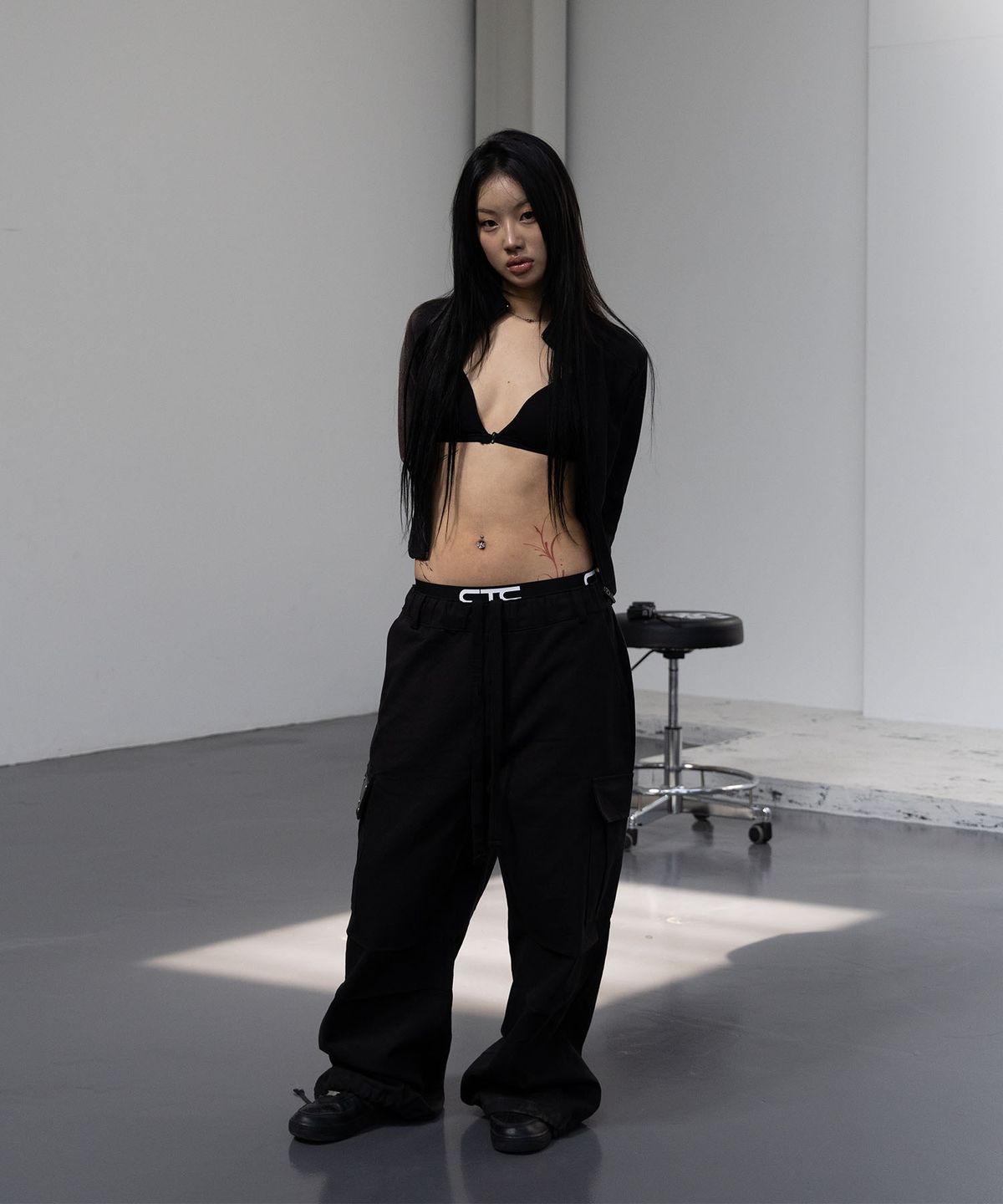 씨티씨(CTC) Leather patch cargo pants (black)