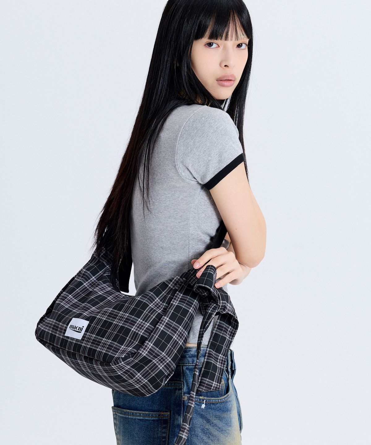마크니(MACNI) RIBBON CRESCENT CROSS BAG BLACK CHECK