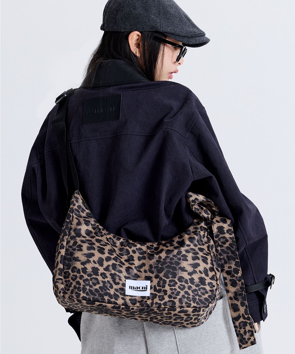마크니(MACNI) RIBBON CRESCENT CROSS BAG LEOPARD