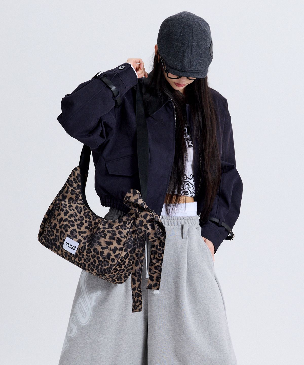 마크니(MACNI) RIBBON CRESCENT CROSS BAG LEOPARD