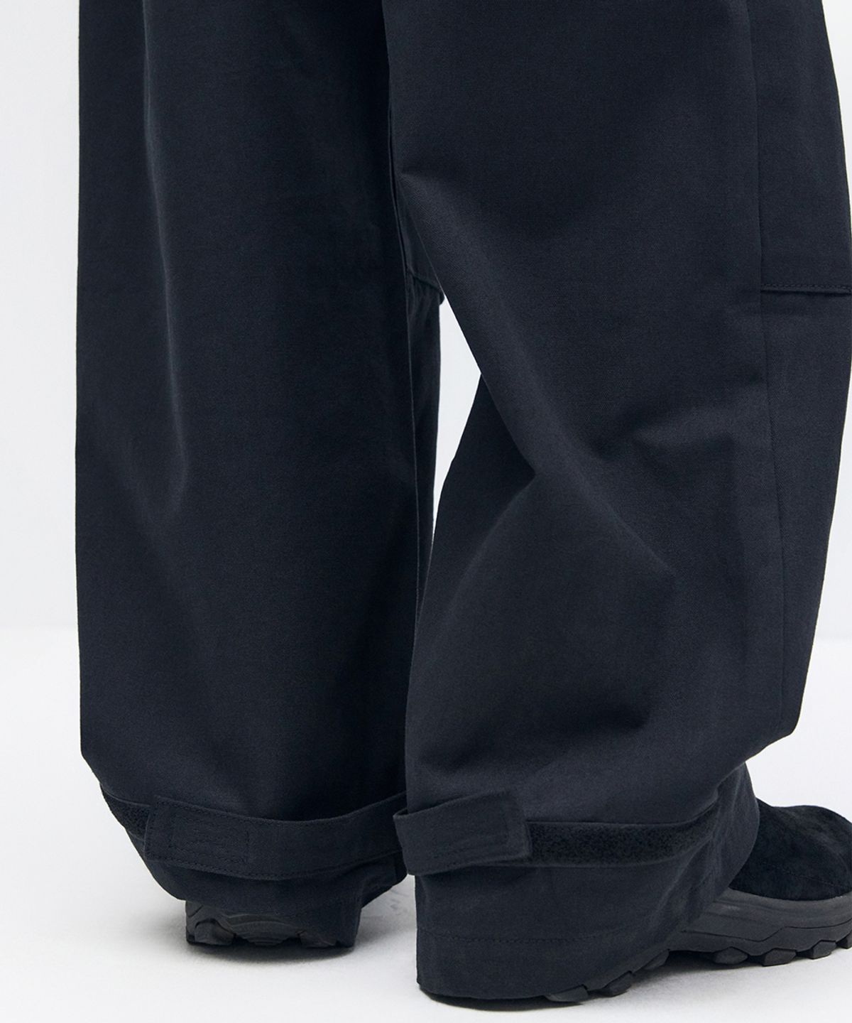 메종미네드(MAISON MINED) PARACHUTE VELCRO PANTS BLACK