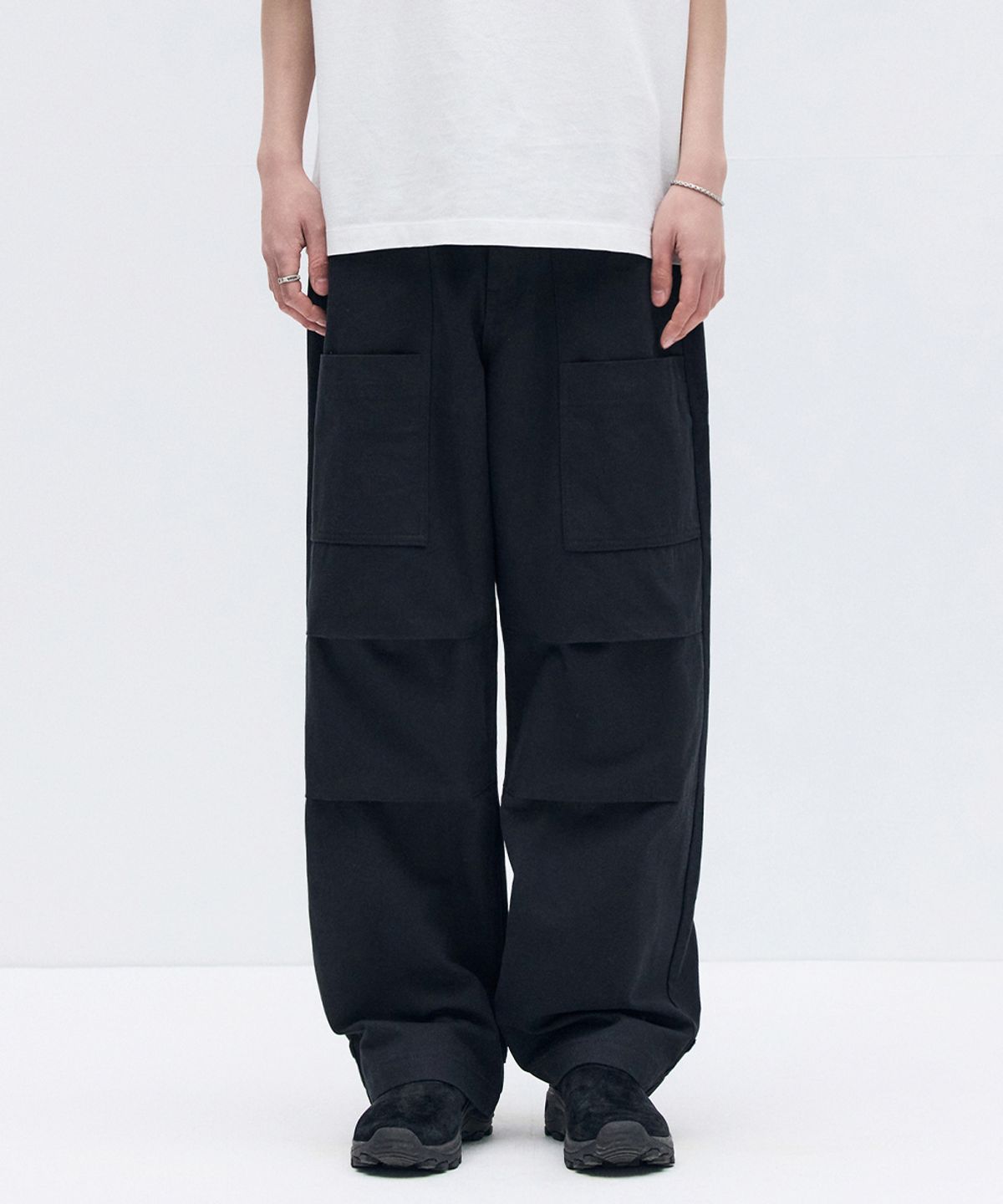 메종미네드(MAISON MINED) PARACHUTE VELCRO PANTS BLACK