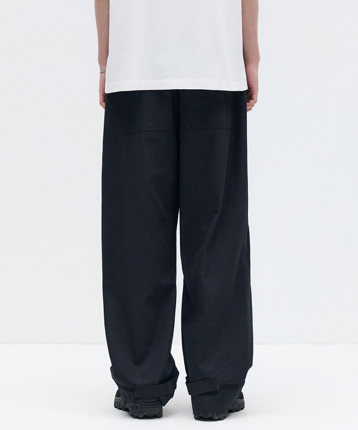 메종미네드(MAISON MINED) PARACHUTE VELCRO PANTS BLACK