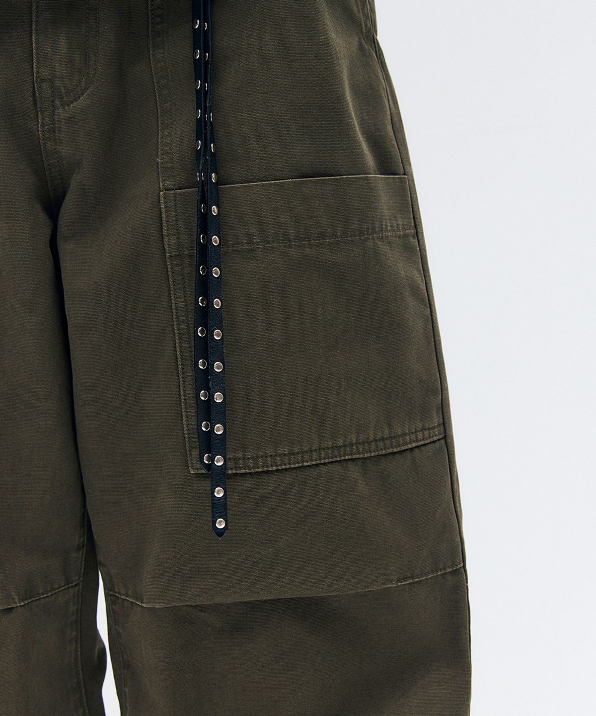 메종미네드(MAISON MINED) PARACHUTE VELCRO PANTS KHAKI