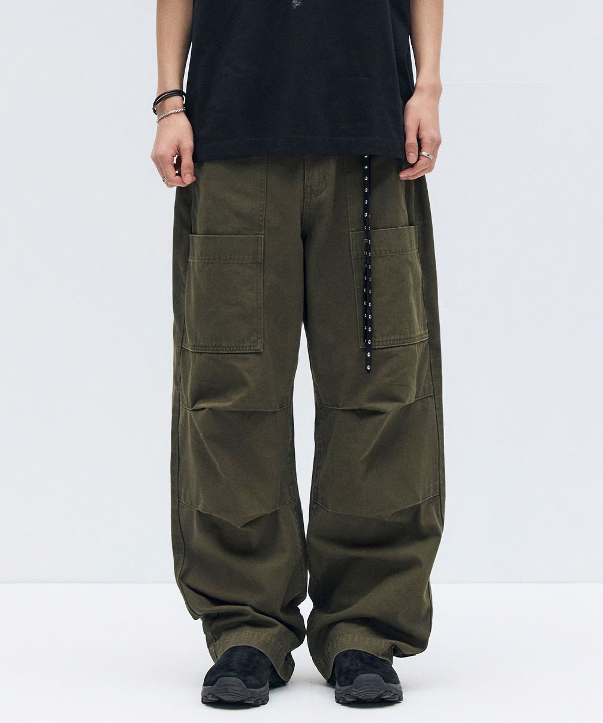 메종미네드(MAISON MINED) PARACHUTE VELCRO PANTS KHAKI