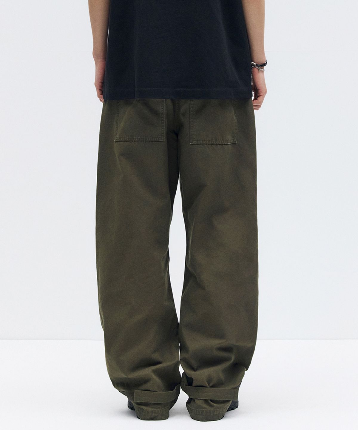 메종미네드(MAISON MINED) PARACHUTE VELCRO PANTS KHAKI