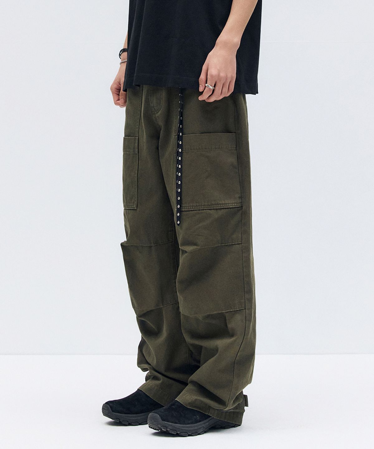 메종미네드(MAISON MINED) PARACHUTE VELCRO PANTS KHAKI