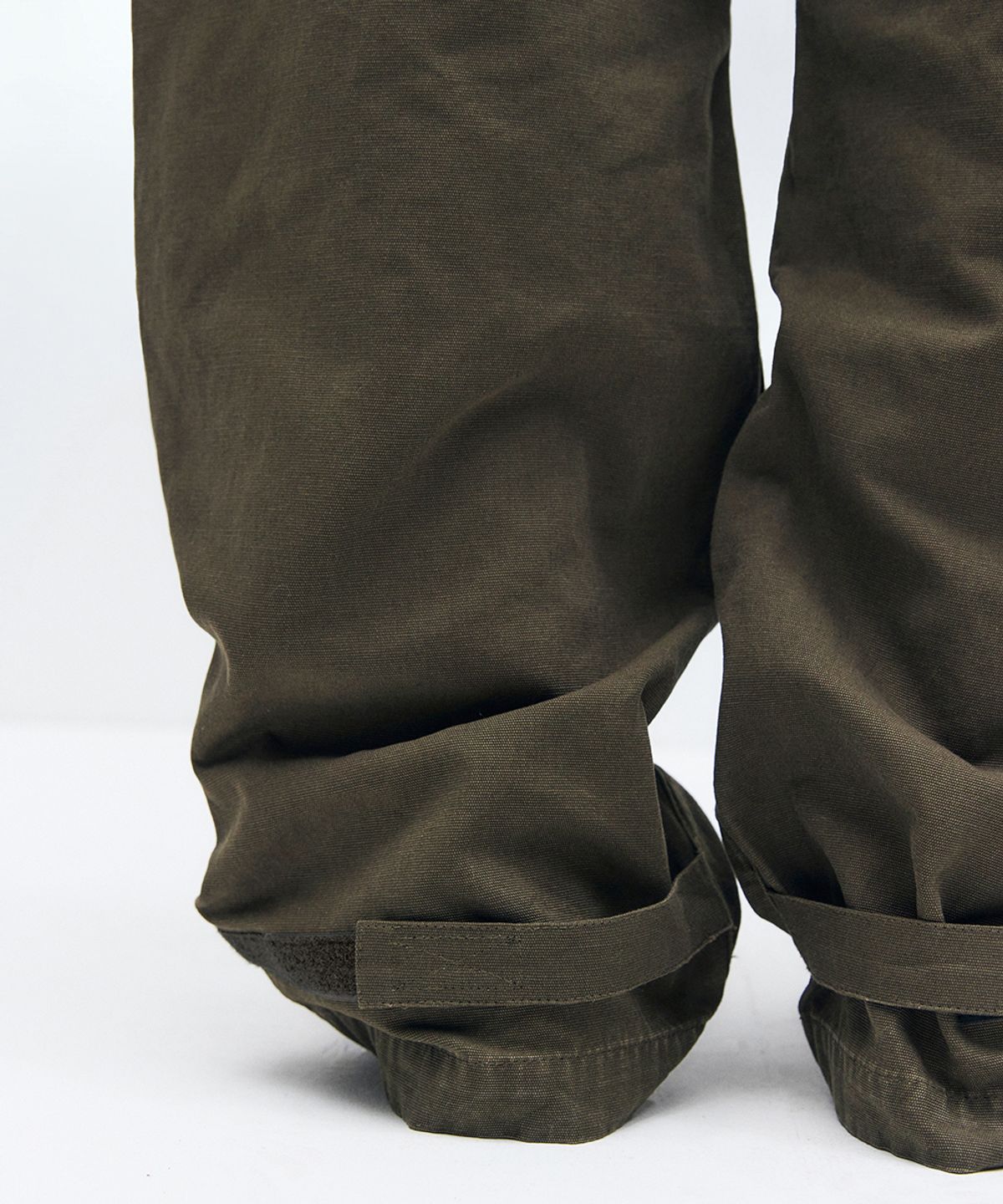 메종미네드(MAISON MINED) PARACHUTE VELCRO PANTS KHAKI
