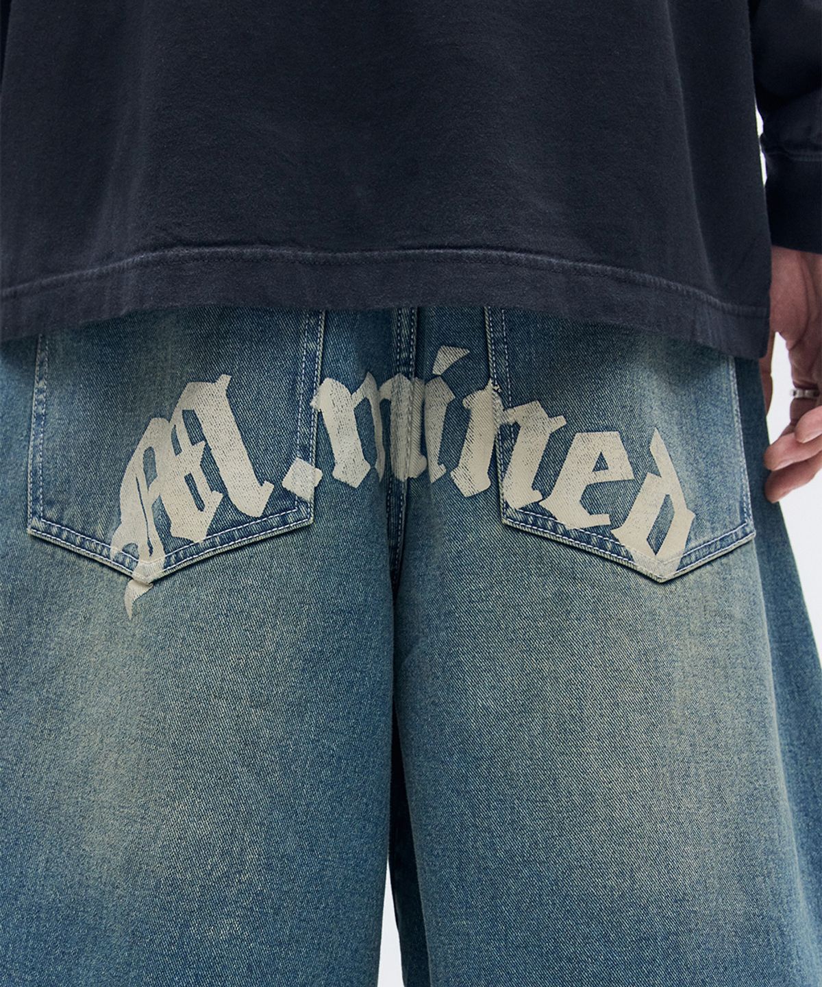 메종미네드(MAISON MINED) BACK-POINT BERMUDA PANTS BLUE