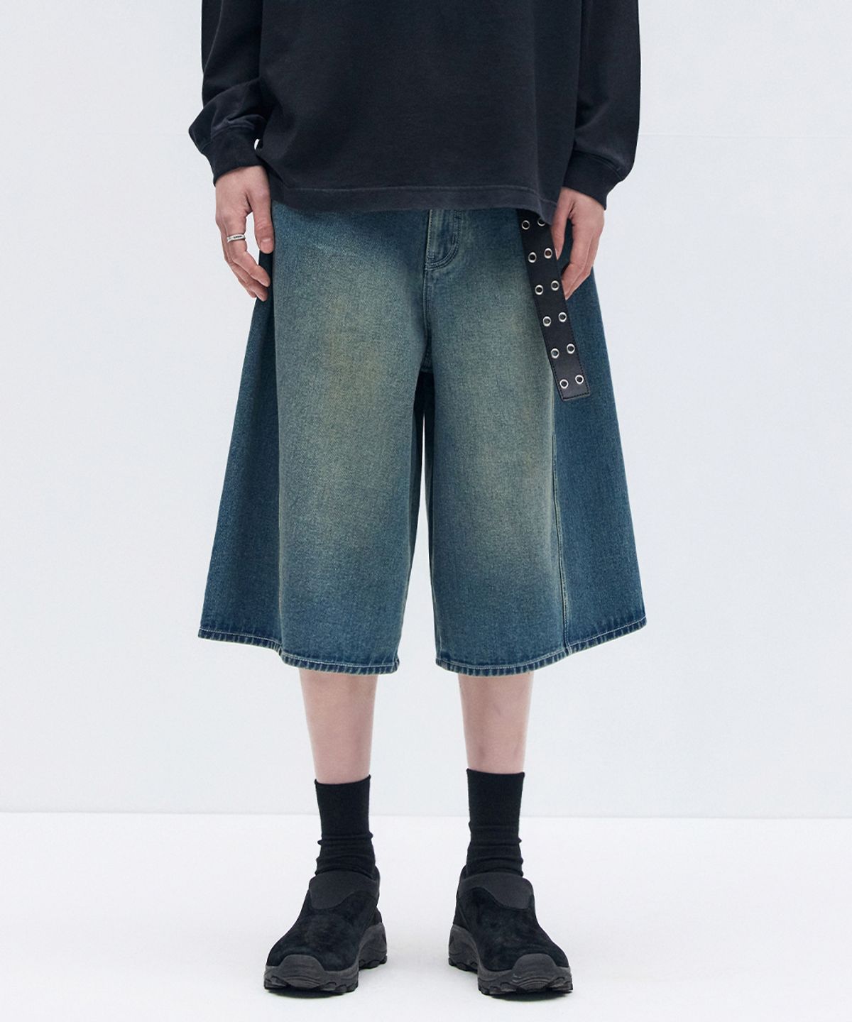 메종미네드(MAISON MINED) BACK-POINT BERMUDA PANTS BLUE