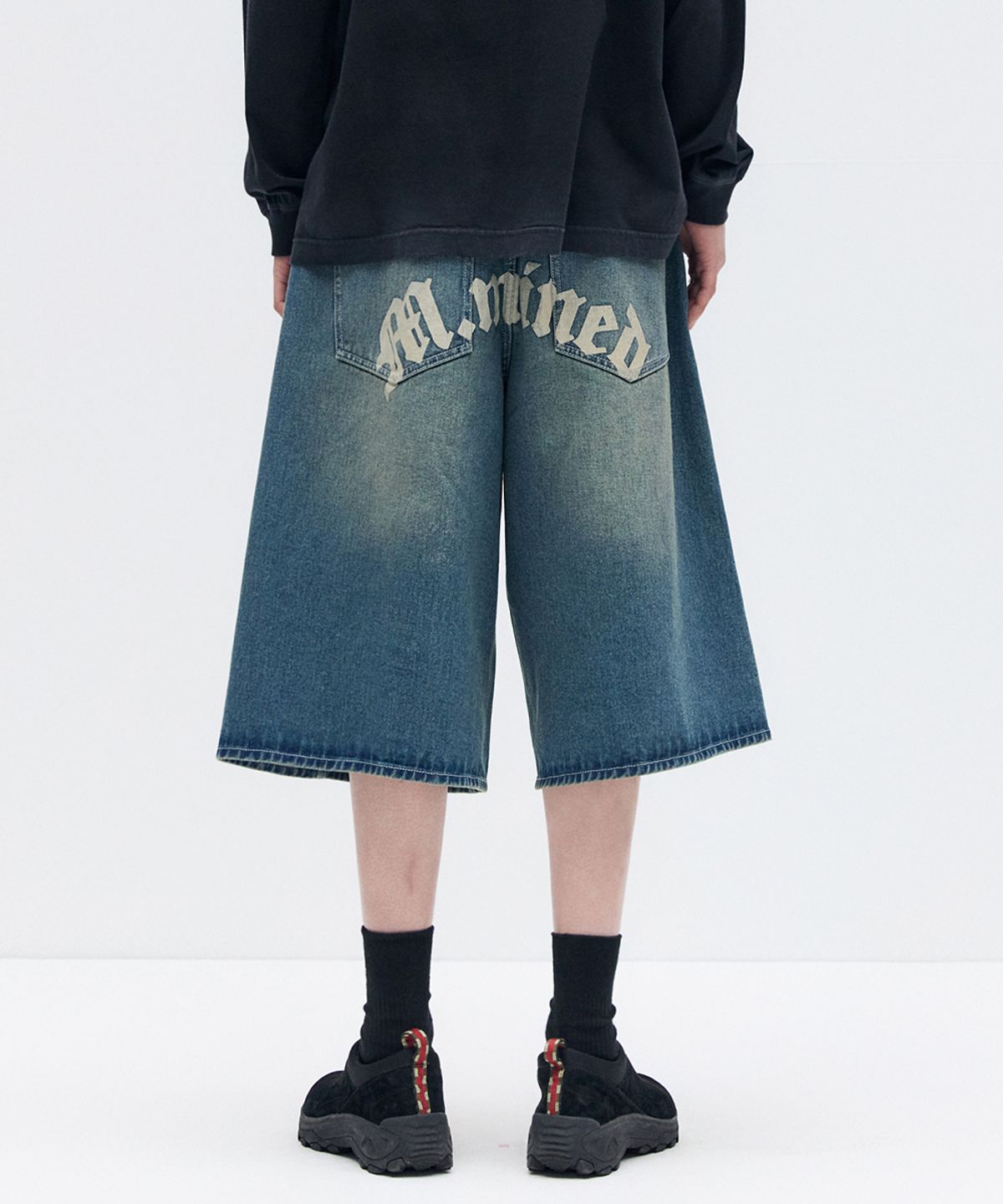 메종미네드(MAISON MINED) BACK-POINT BERMUDA PANTS BLUE