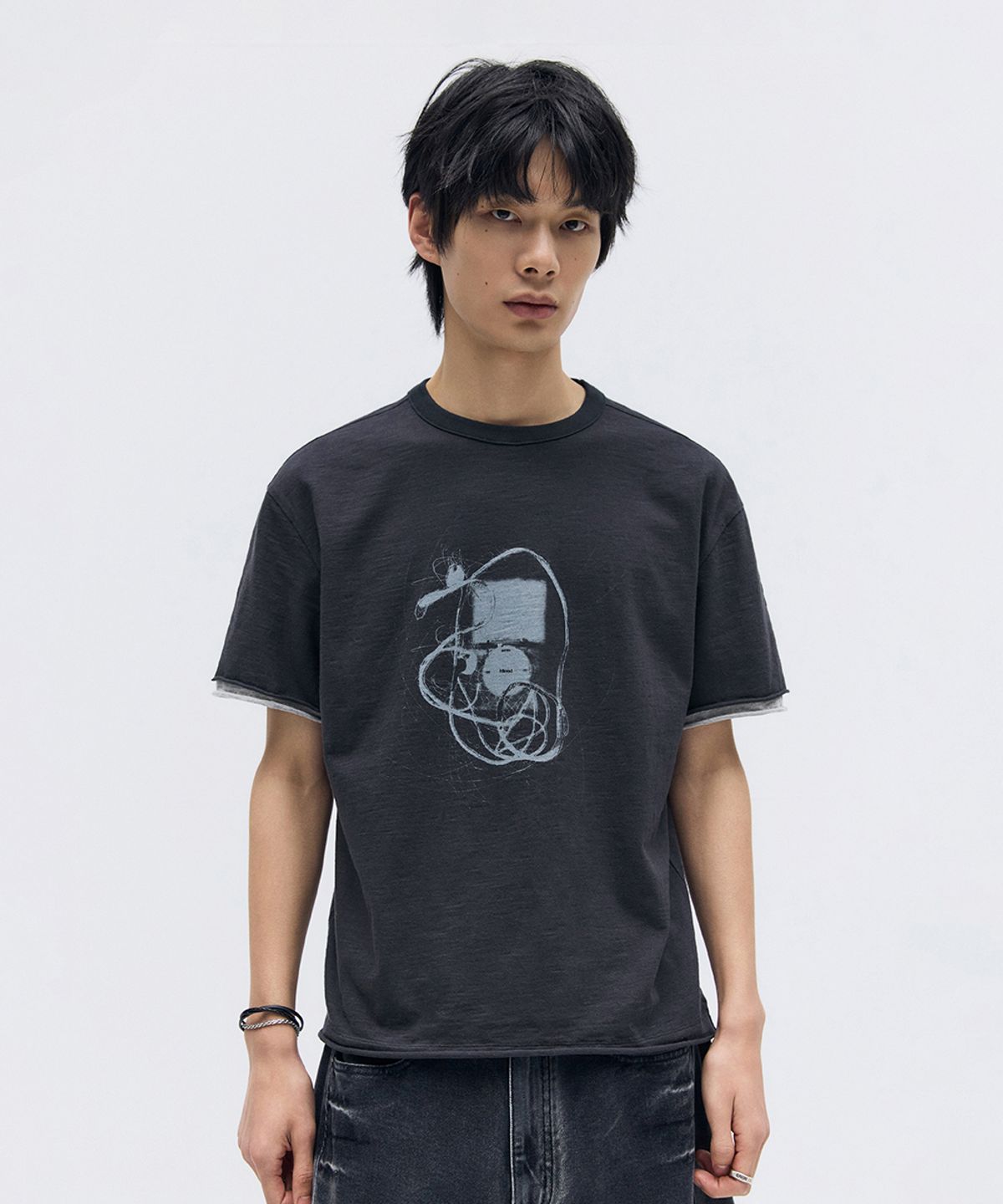 메종미네드(MAISON MINED) MP3 GRAPHIC LAYERED HALF T CHARCOAL