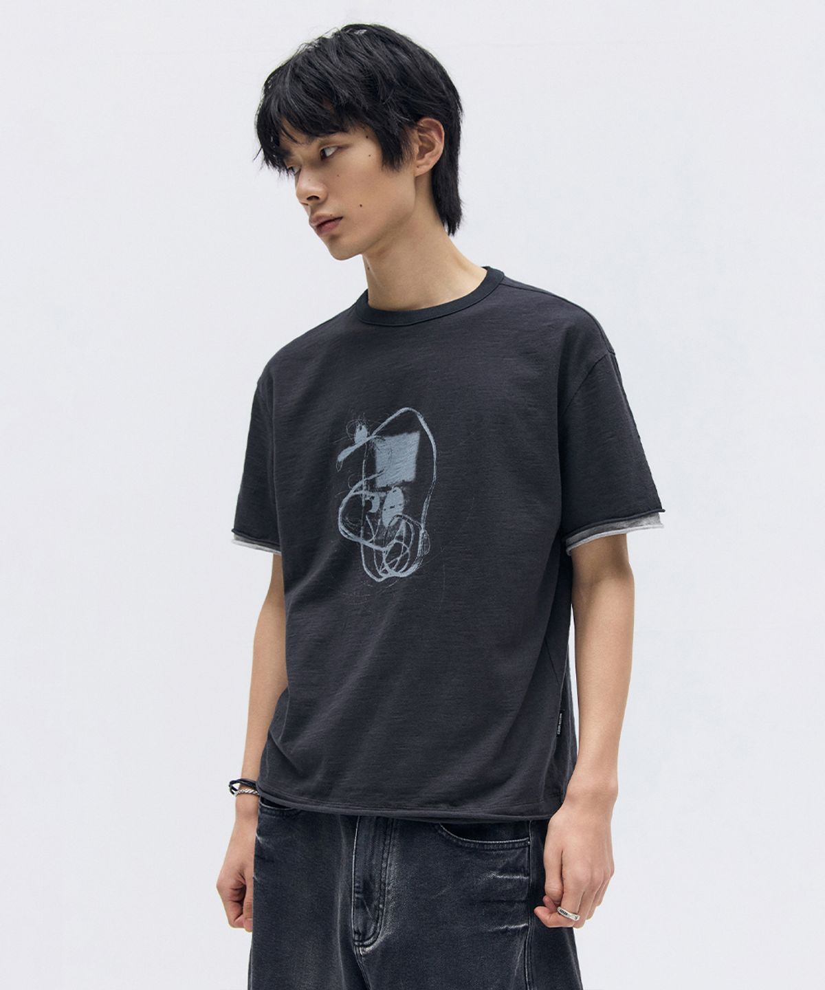 메종미네드(MAISON MINED) MP3 GRAPHIC LAYERED HALF T CHARCOAL