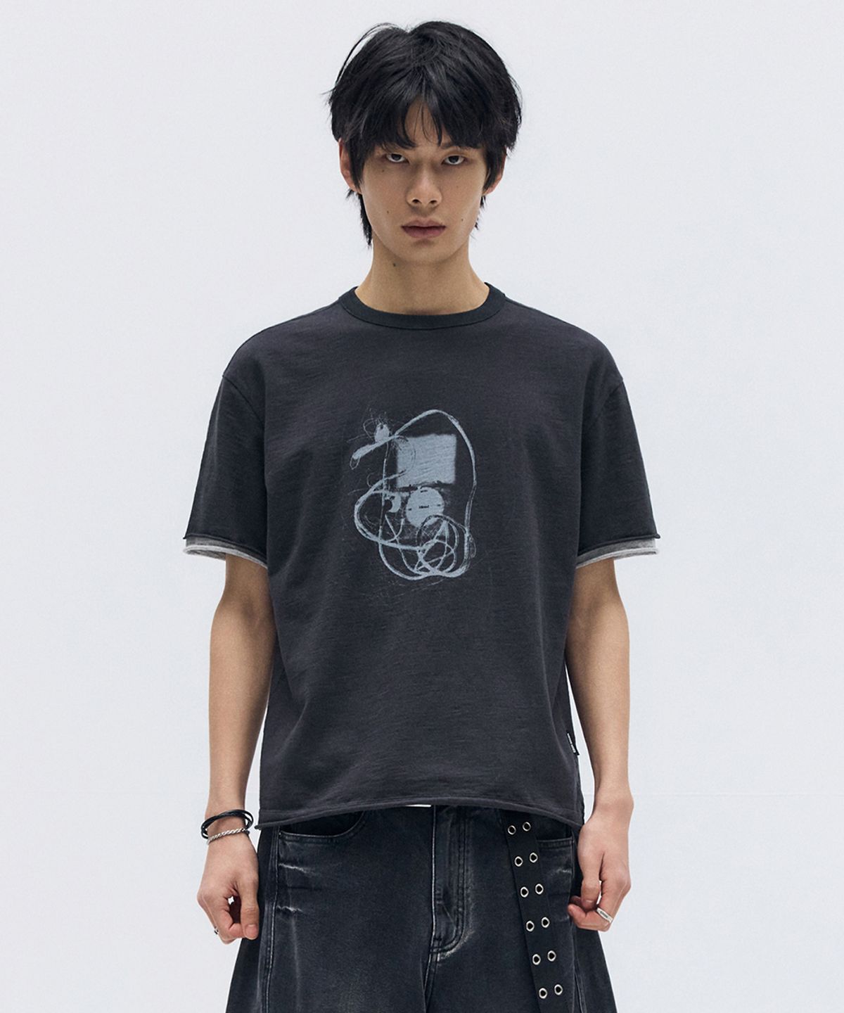 메종미네드(MAISON MINED) MP3 GRAPHIC LAYERED HALF T CHARCOAL