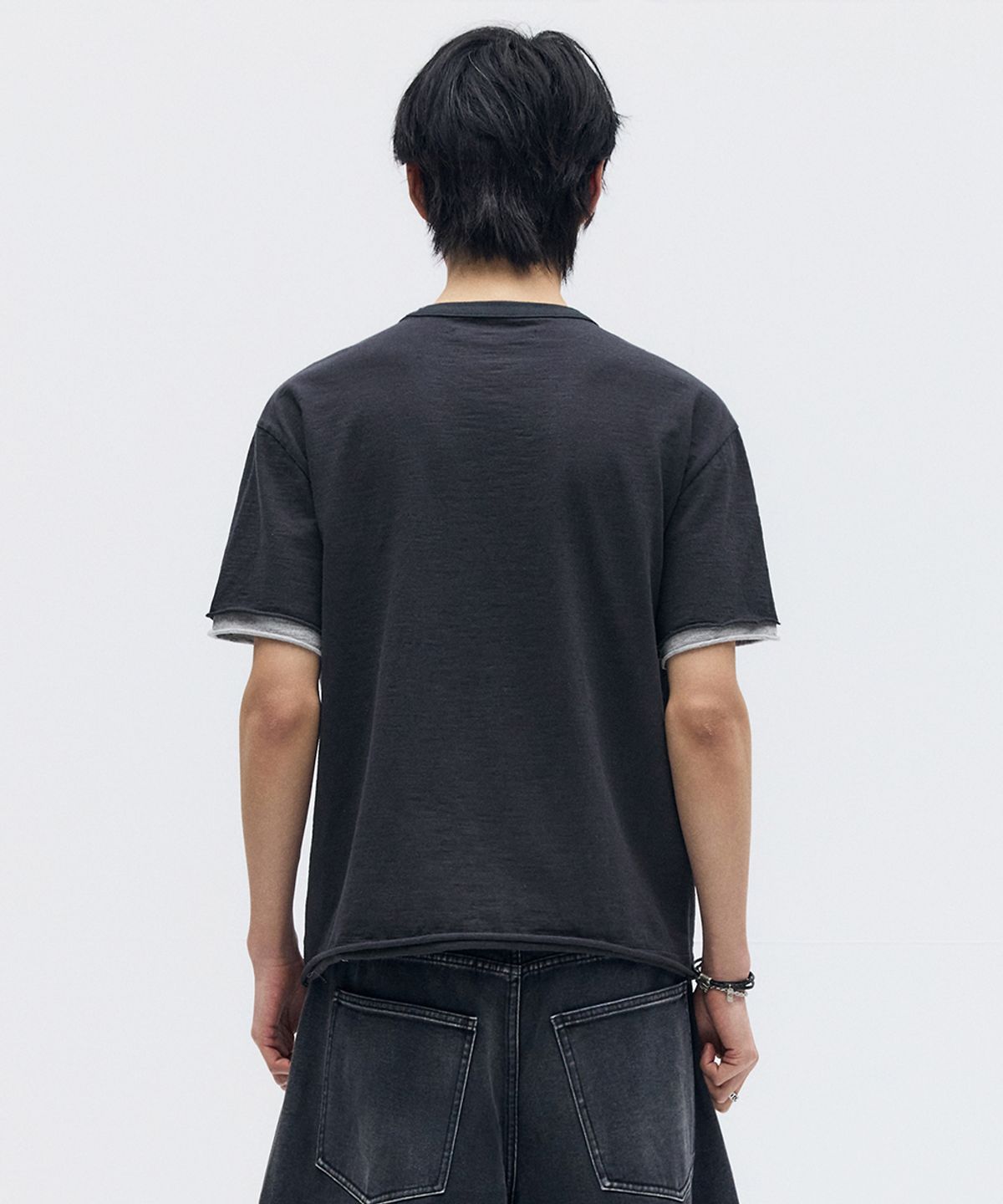 메종미네드(MAISON MINED) MP3 GRAPHIC LAYERED HALF T CHARCOAL