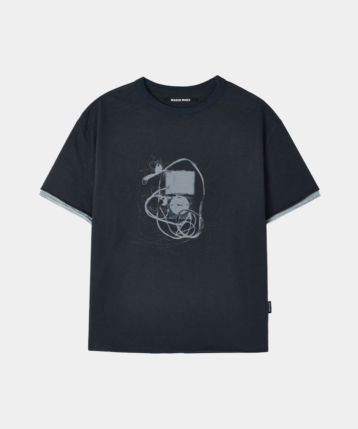 메종미네드(MAISON MINED) MP3 GRAPHIC LAYERED HALF T CHARCOAL